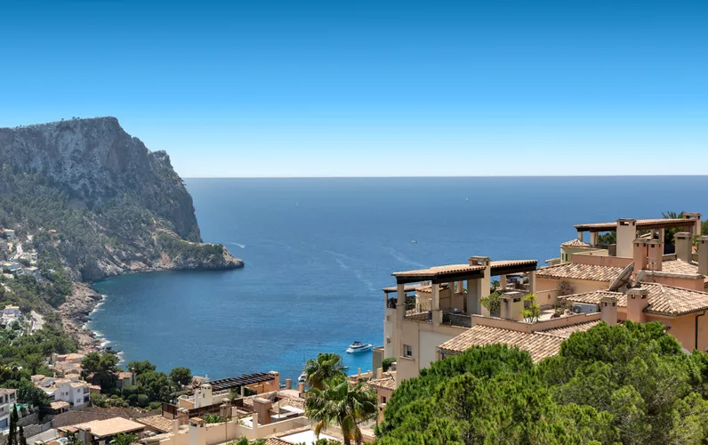 Pis amb vistes al mar i a la muntanya a Cala Llamp – Necessita renovació, amb gran potencial