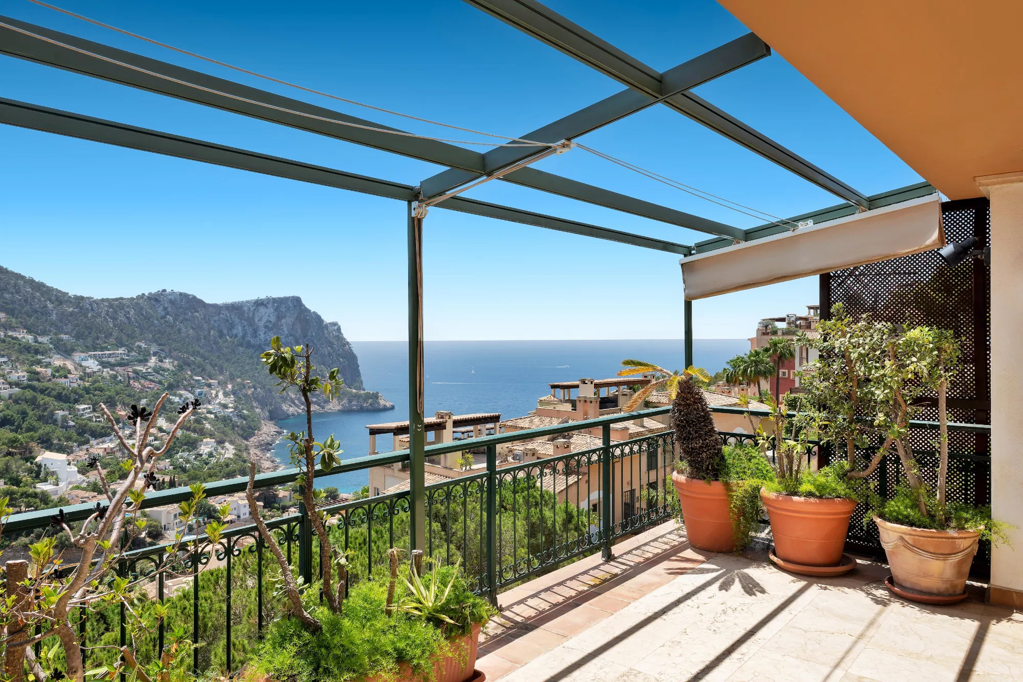 Apartment with Sea and Mountain Views in Cala Llamp – In Need of Renovation with Strong Potential-2
