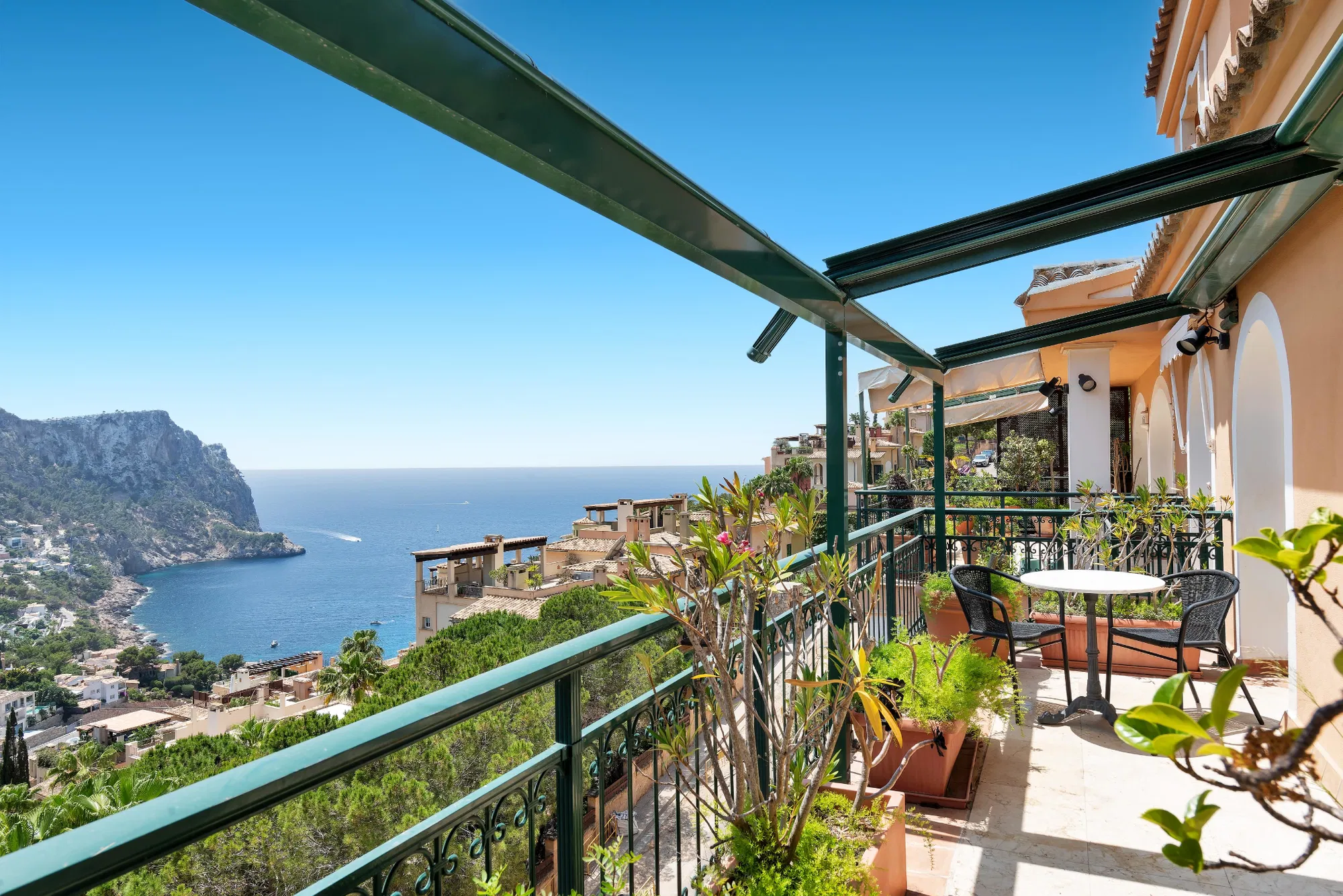 Apartment with Sea and Mountain Views in Cala Llamp – In Need of Renovation with Strong Potential-10
