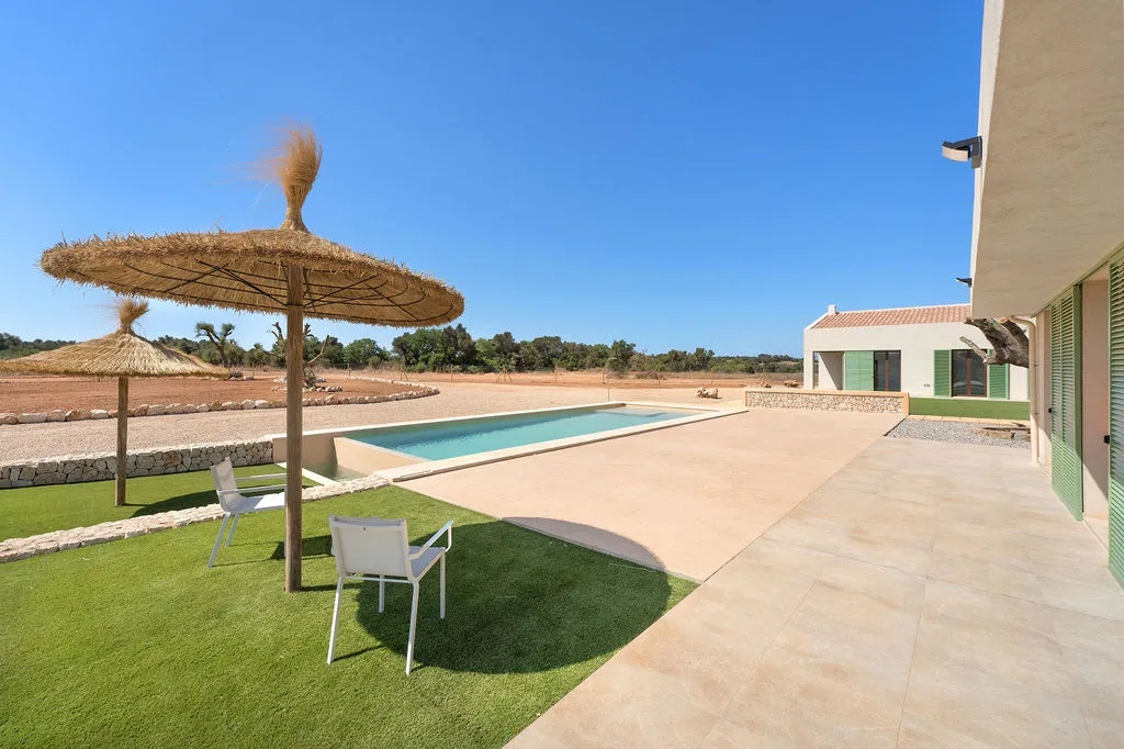 Современная недавно построенная финка с бассейном и просторной планировкой-3