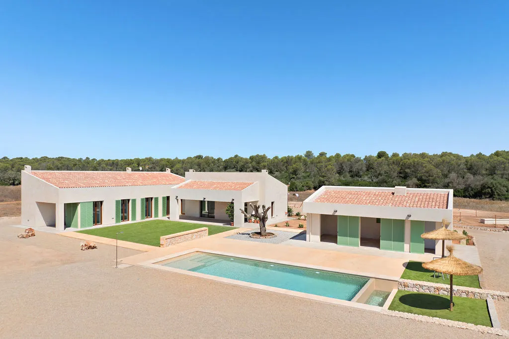 Современная недавно построенная финка с бассейном и просторной планировкой-1