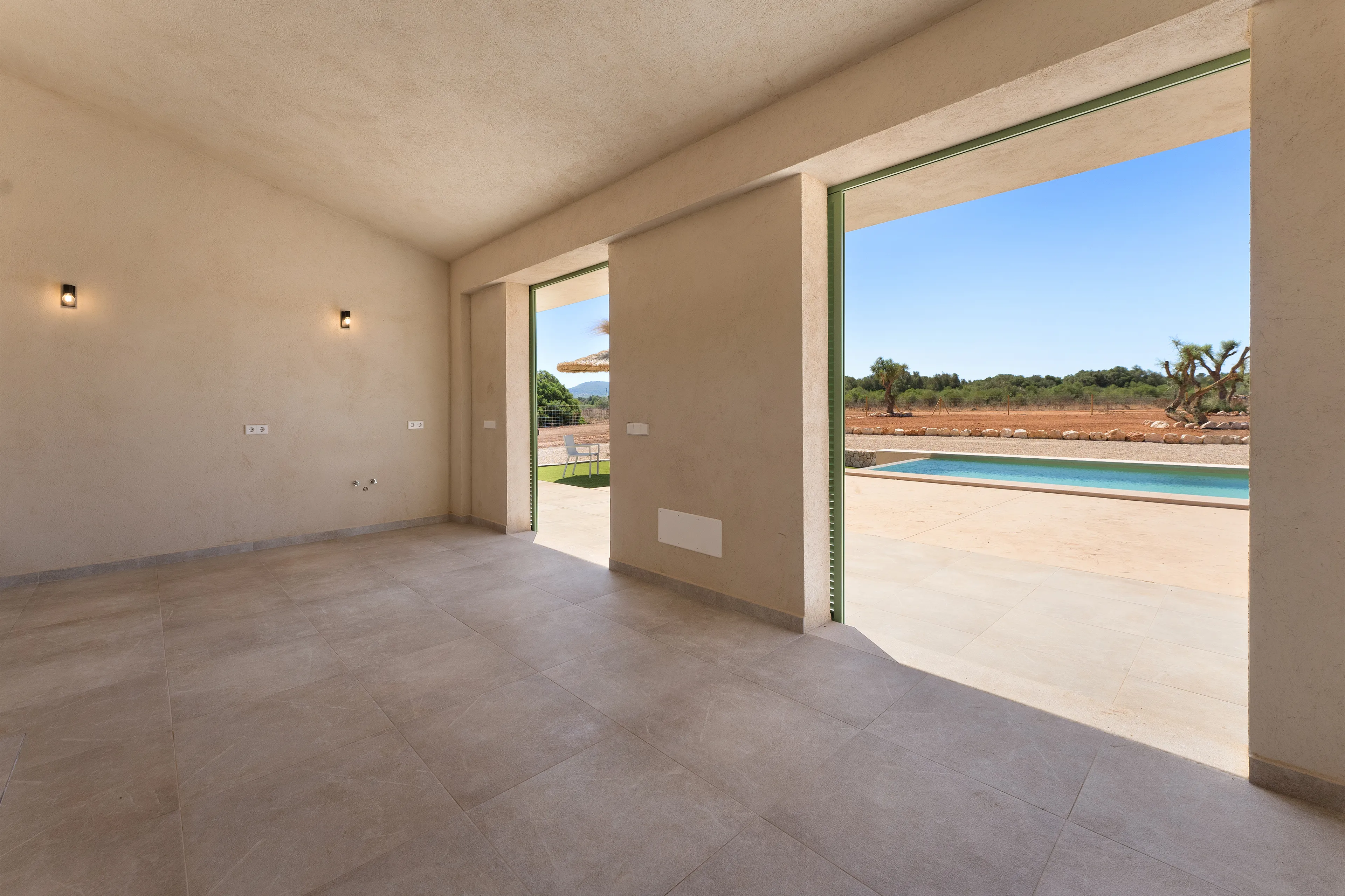 Современная недавно построенная финка с бассейном и просторной планировкой-12