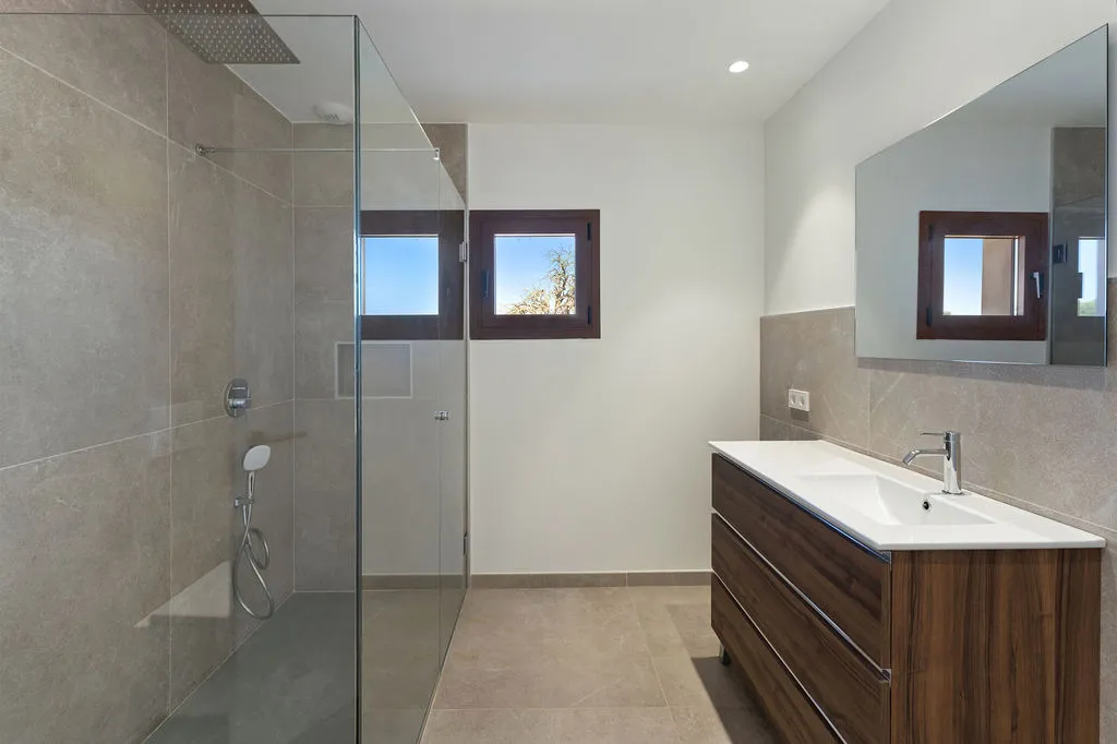 Современная недавно построенная финка с бассейном и просторной планировкой-10