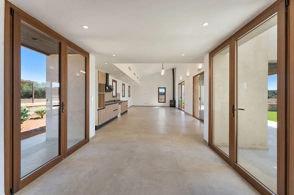 Современная недавно построенная финка с бассейном и просторной планировкой-6