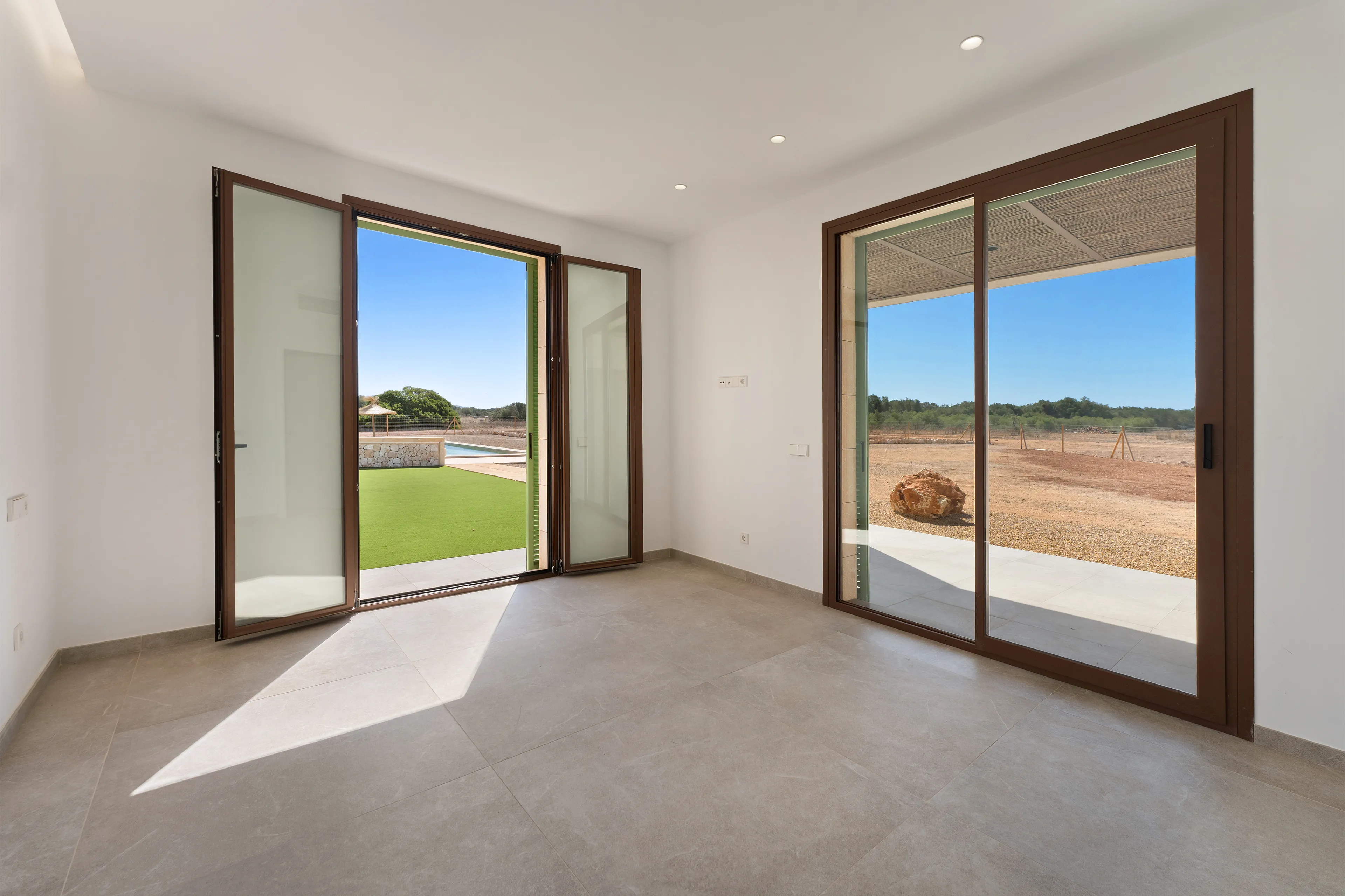 Современная недавно построенная финка с бассейном и просторной планировкой-9