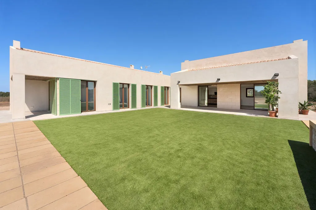 Современная недавно построенная финка с бассейном и просторной планировкой-8