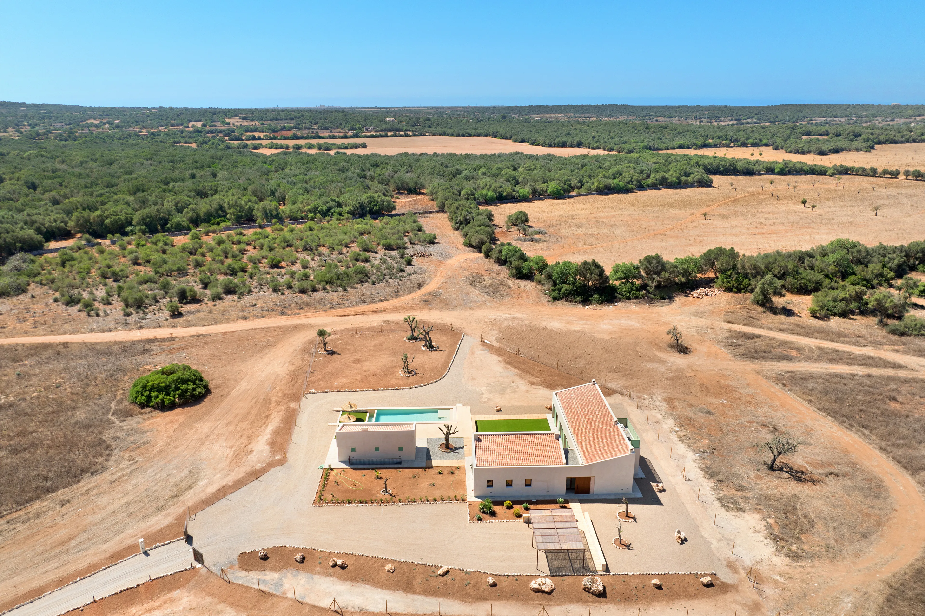 Современная недавно построенная финка с бассейном и просторной планировкой-2