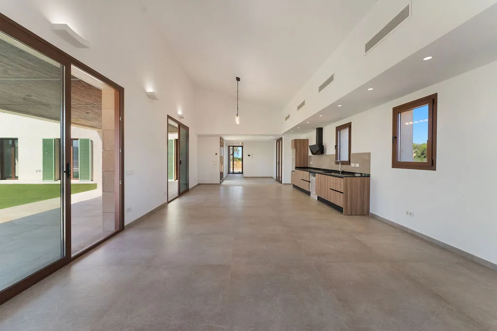 Современная недавно построенная финка с бассейном и просторной планировкой-5