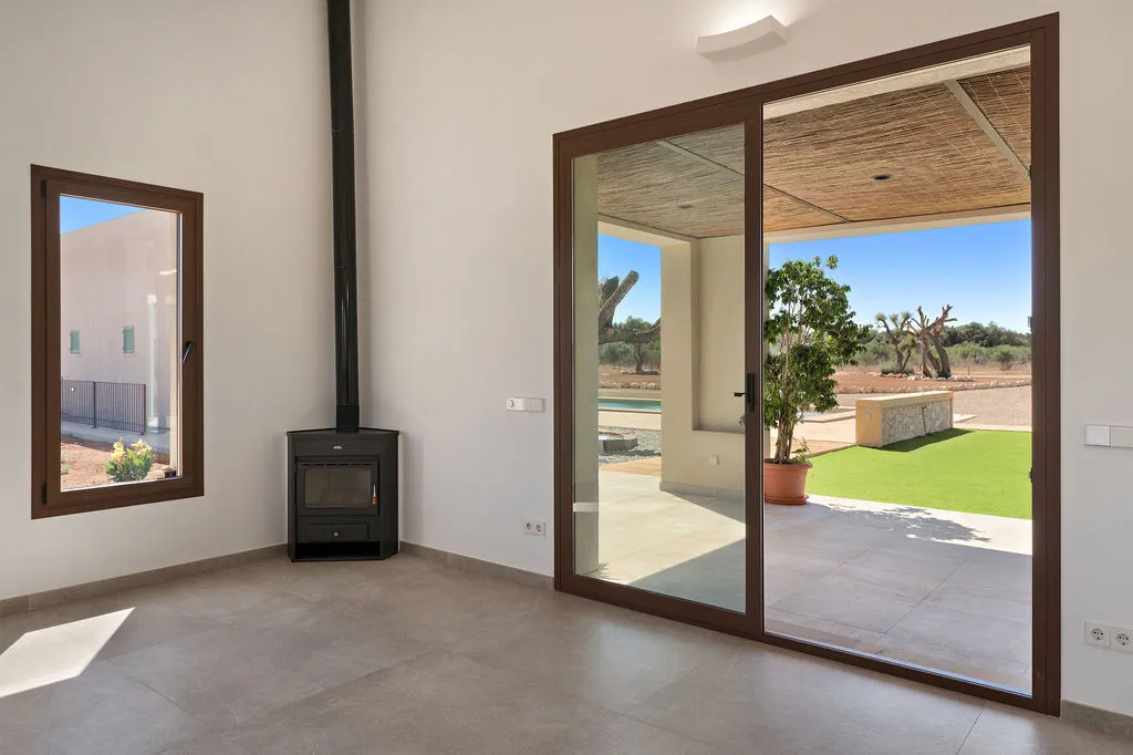 Современная недавно построенная финка с бассейном и просторной планировкой-7