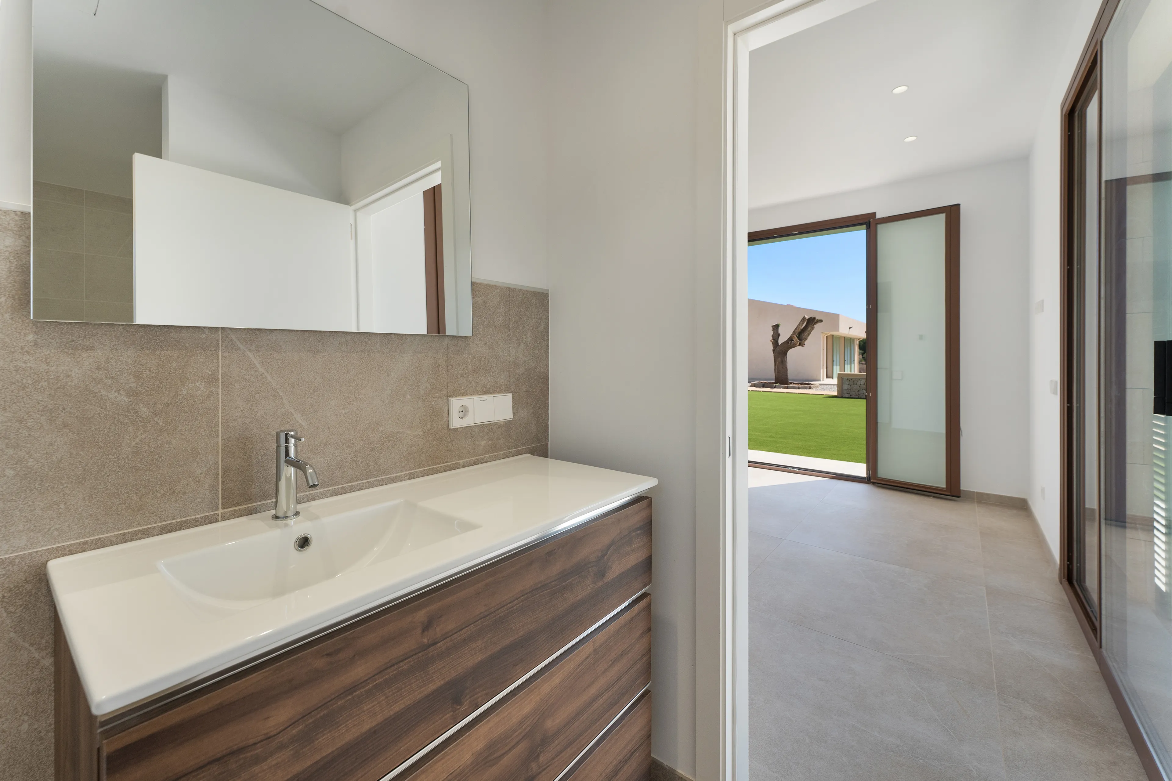 Современная недавно построенная финка с бассейном и просторной планировкой-11