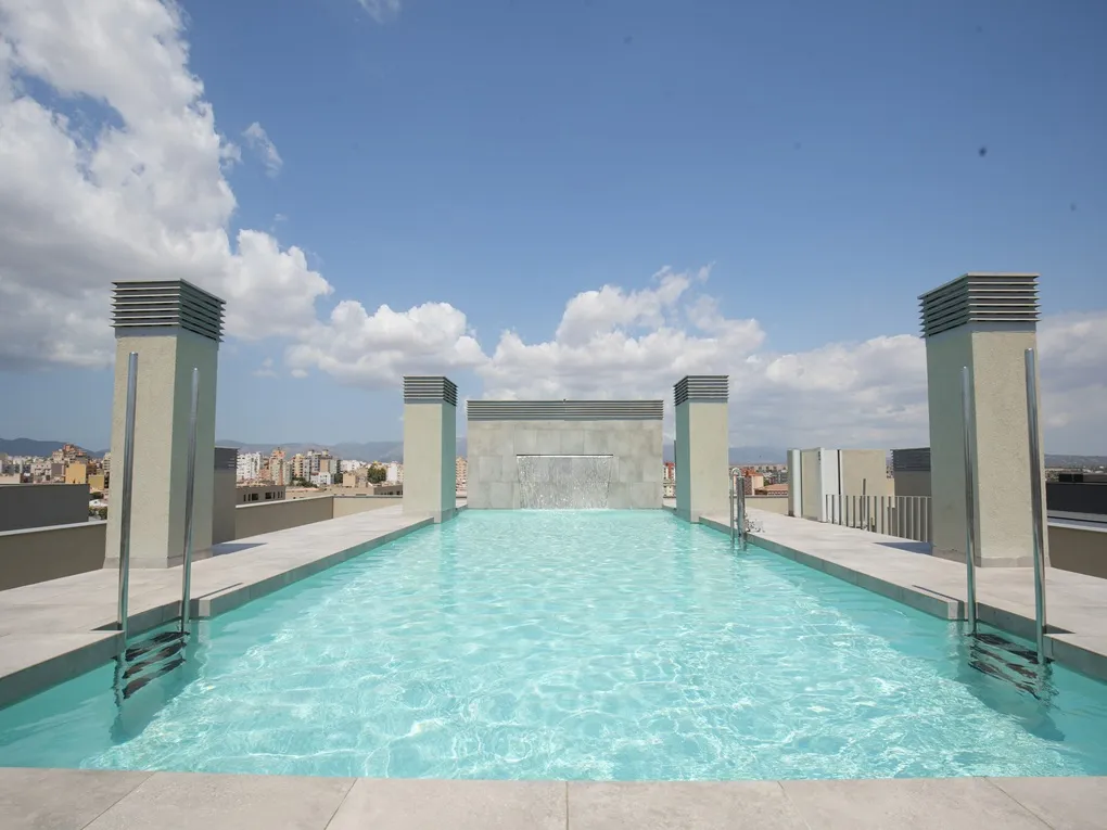 Moderne lejlighed med balkon og fælles pool-10