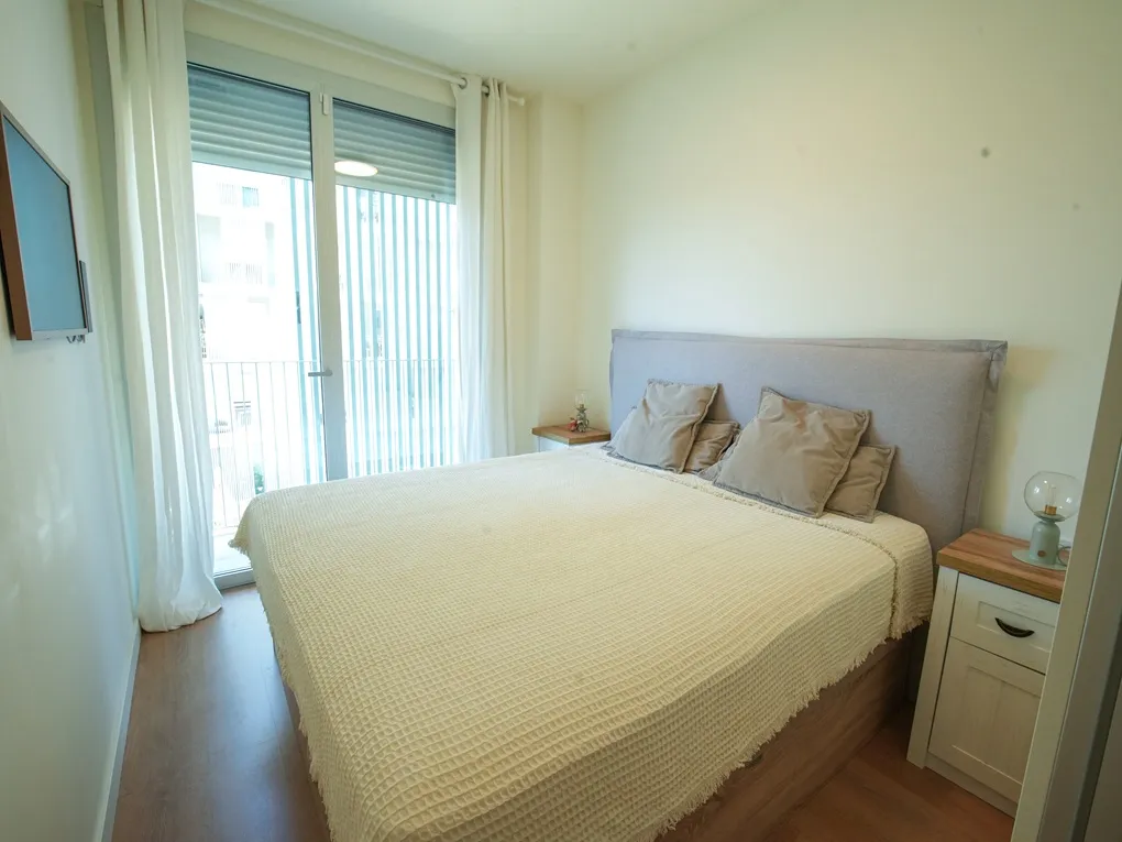 Moderne lejlighed med balkon og fælles pool-5