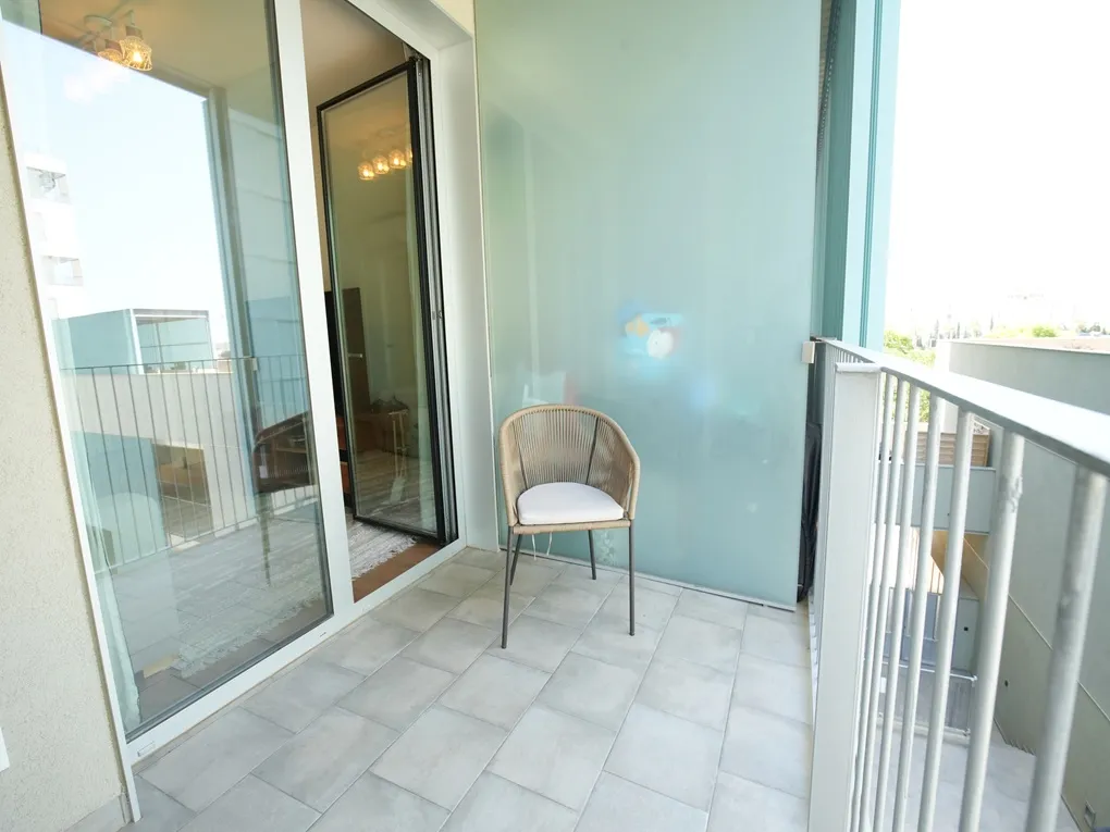 Moderne lejlighed med balkon og fælles pool-4