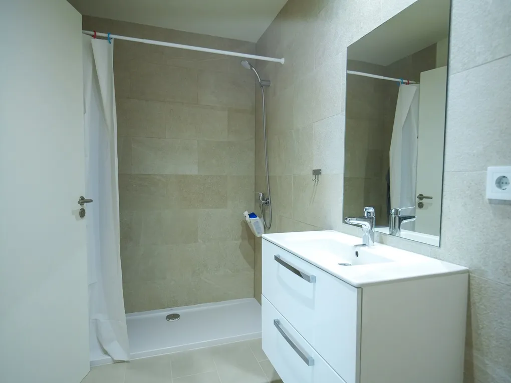 Moderne lejlighed med balkon og fælles pool-6