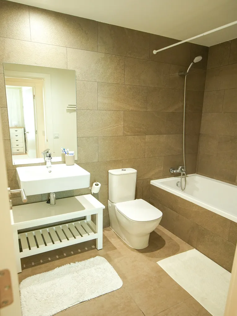 Moderne lejlighed med balkon og fælles pool-8