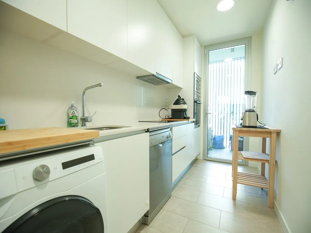 Moderne lejlighed med balkon og fælles pool-3