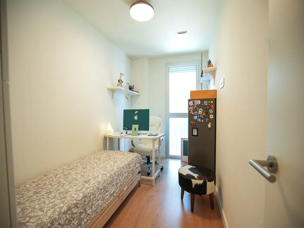 Moderne lejlighed med balkon og fælles pool-9