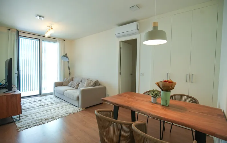 Apartamento moderno con balcón y piscina comunitaria