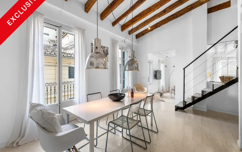 Jasny dwupoziomowy penthouse z balkonem w La Lonja