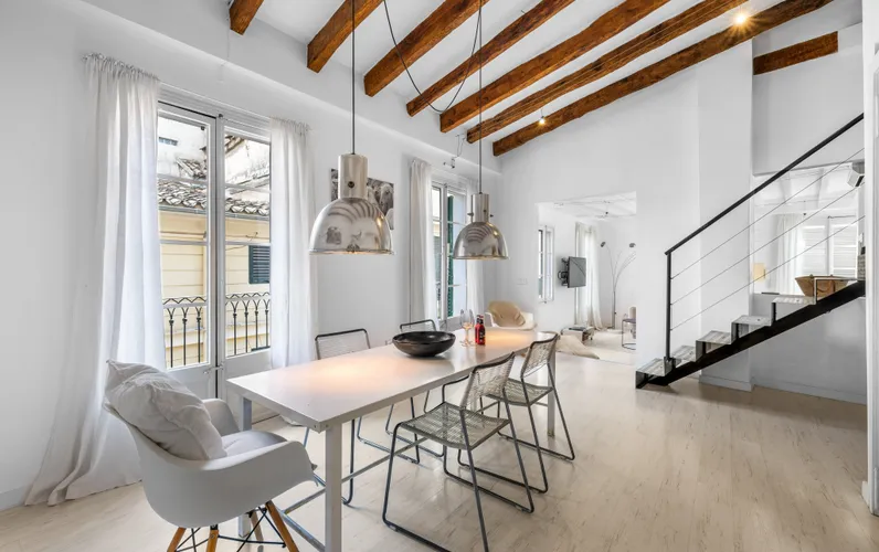 Ljus duplex takvåning med balkonger i La Lonja