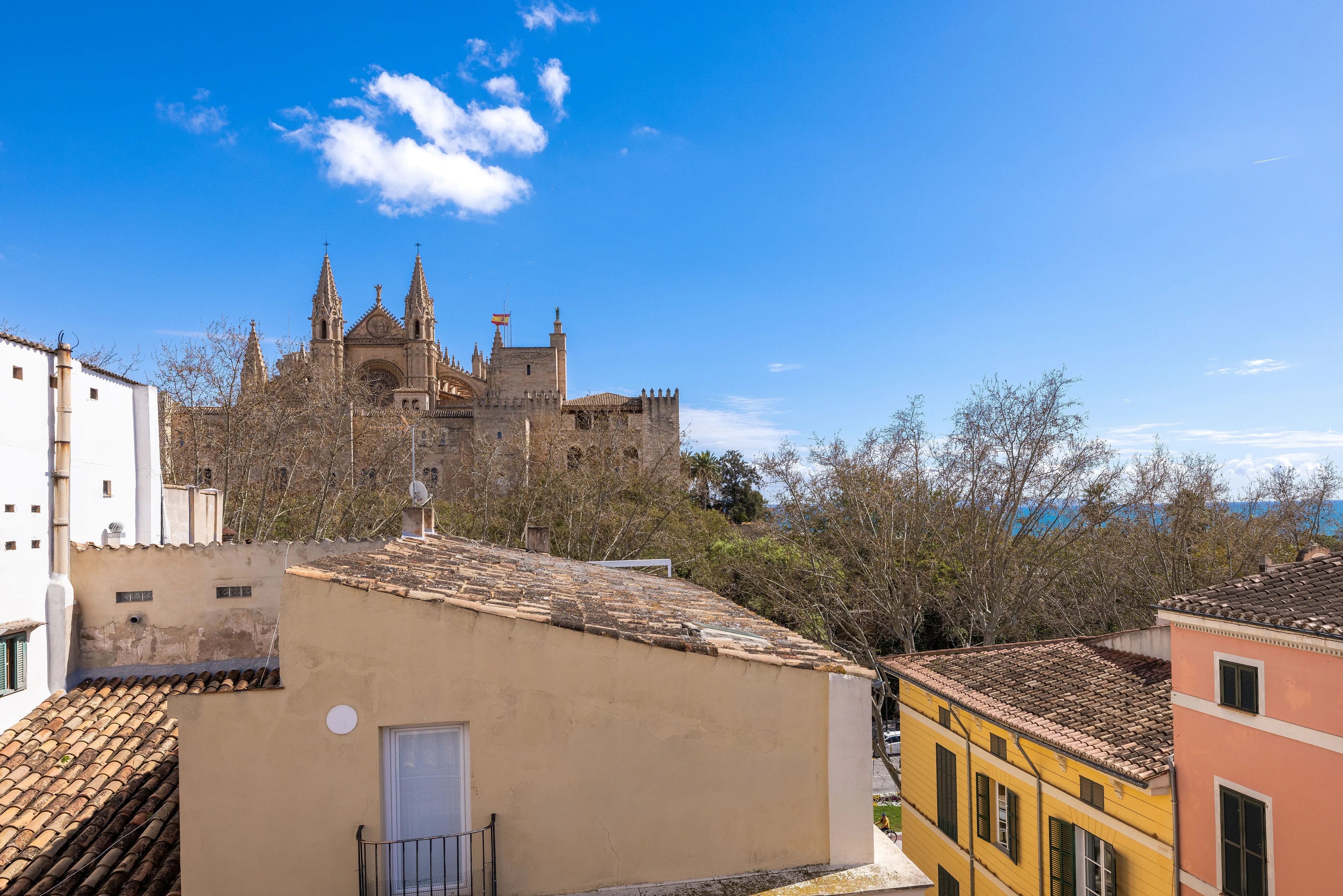 Dúplex ático luminoso con balcones en La Lonja-3