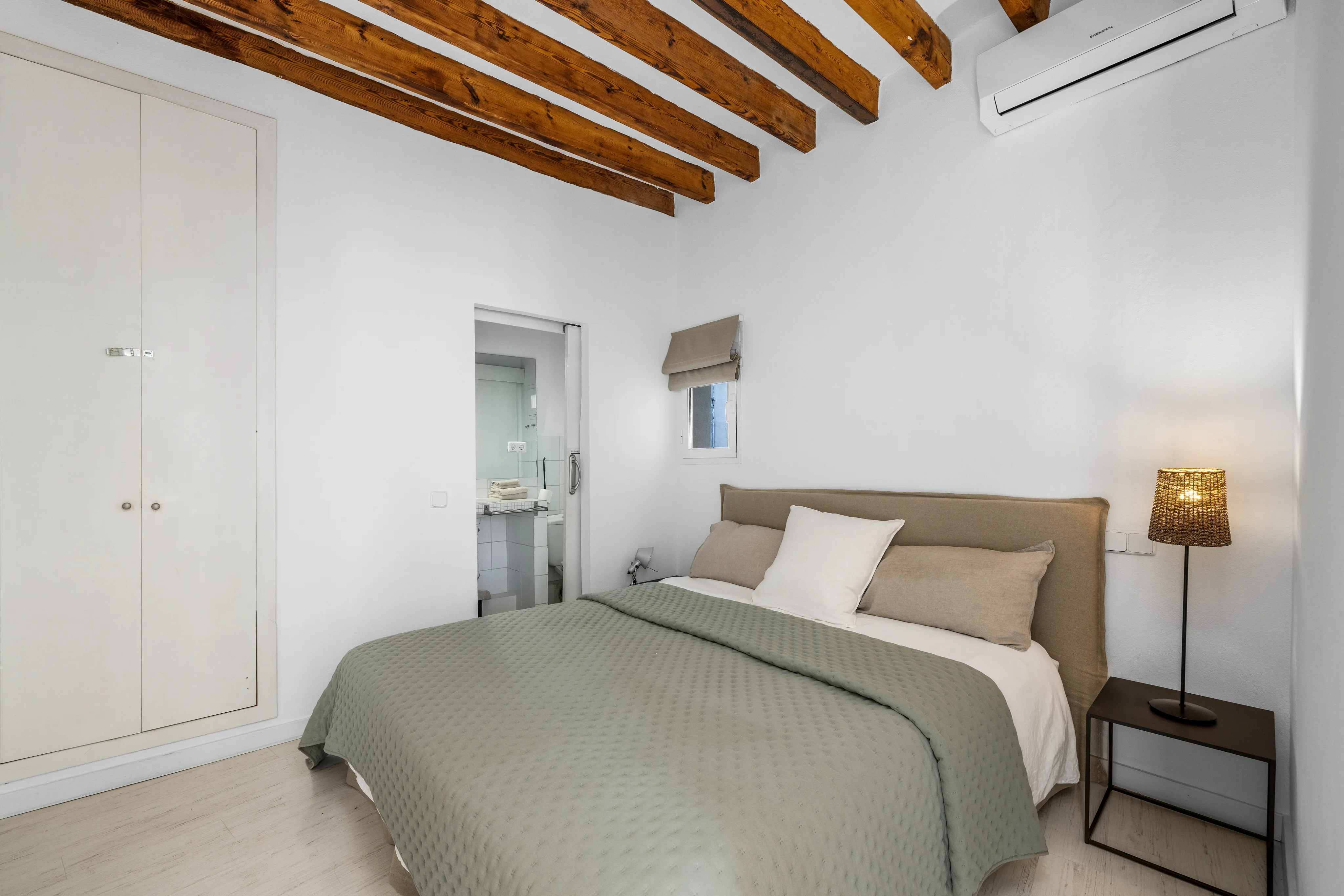 Dúplex ático luminoso con balcones en La Lonja-9