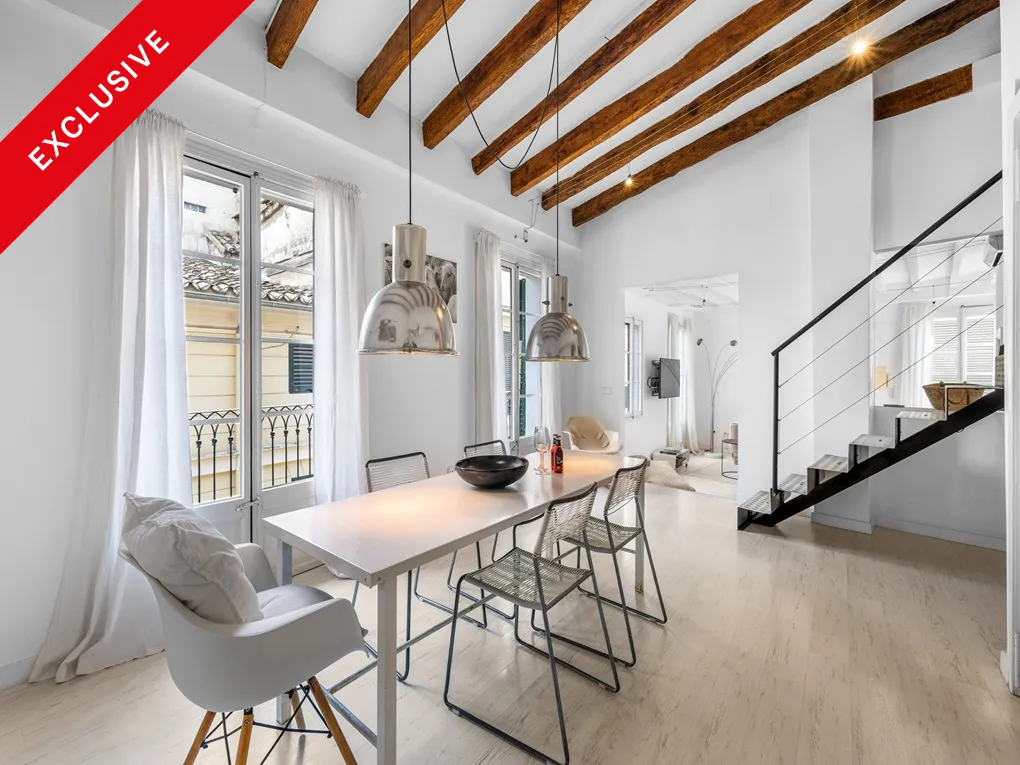 Luminoso attico duplex con balcone a La Lonja-1