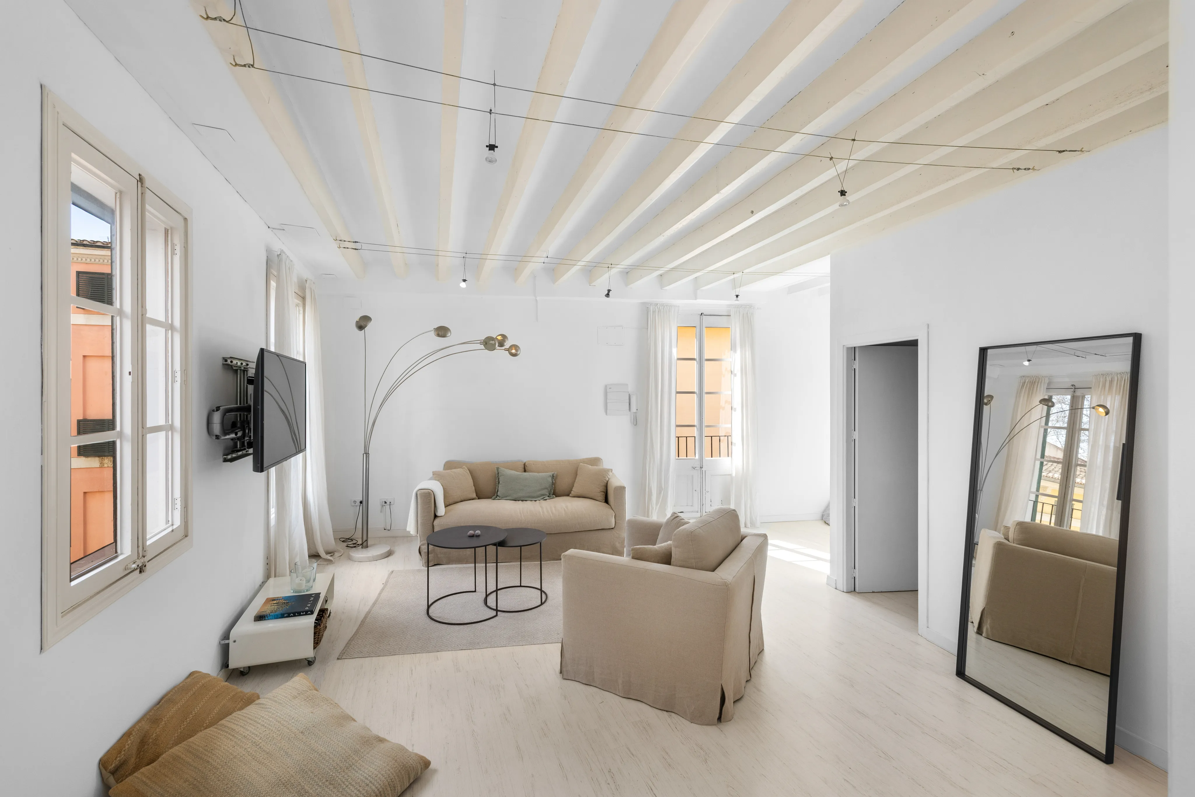 Dúplex ático luminoso con balcones en La Lonja-2