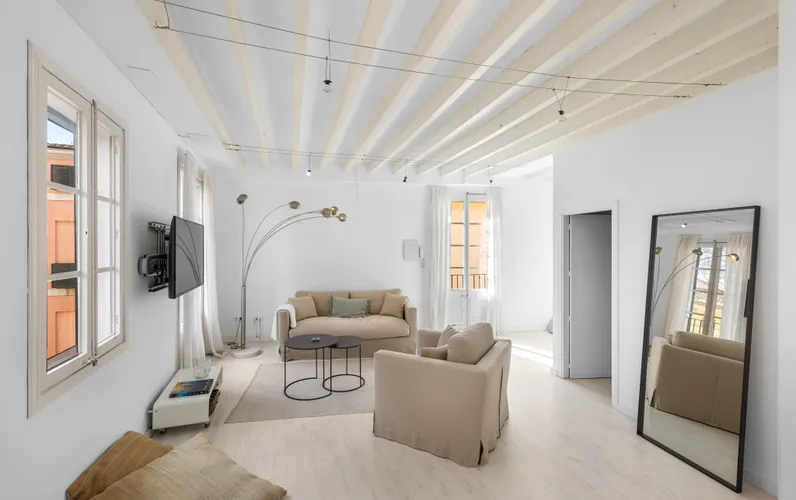 Jasny dwupoziomowy penthouse z balkonem w La Lonja