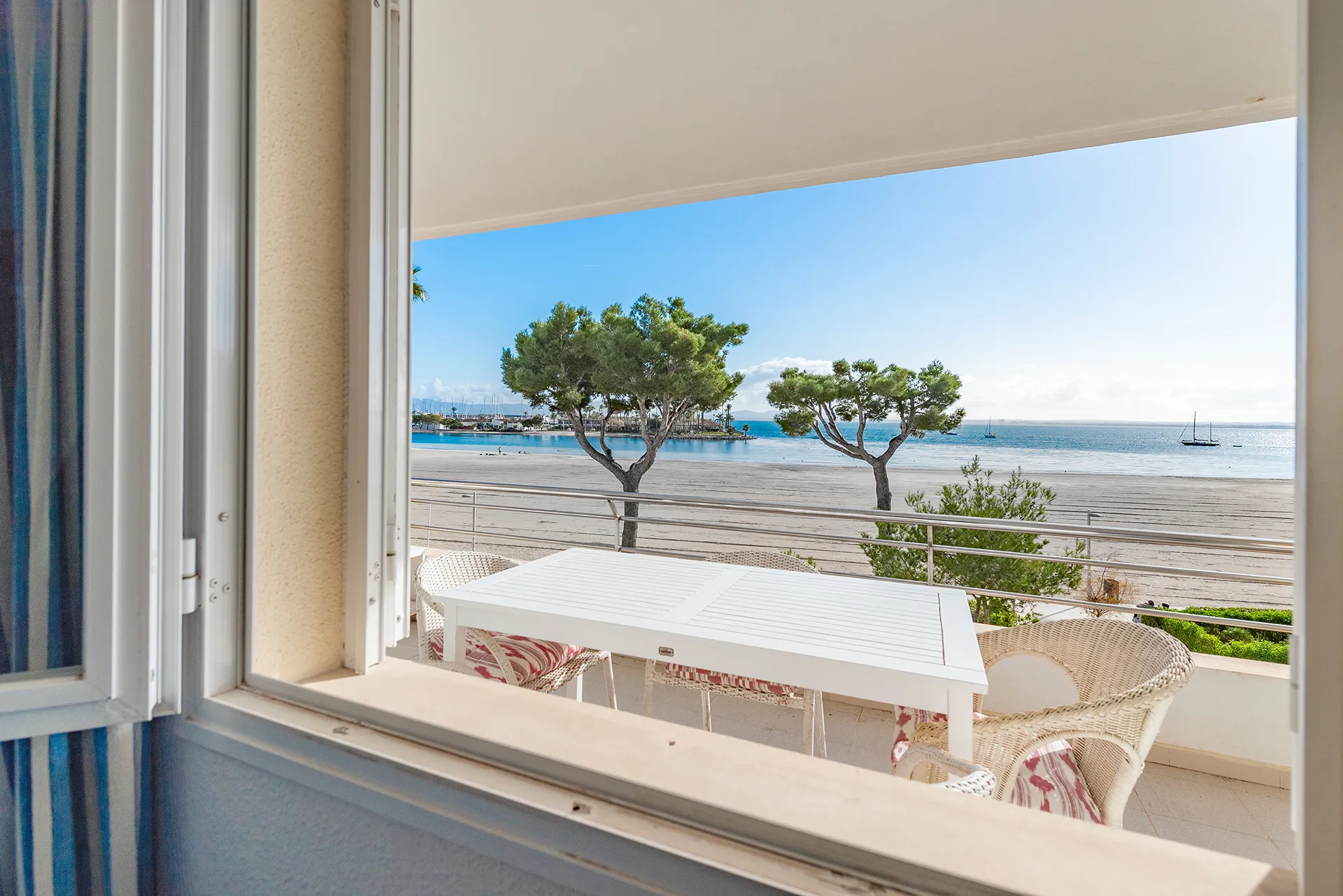 Lejlighed i første række med uhindret havudsigt-10