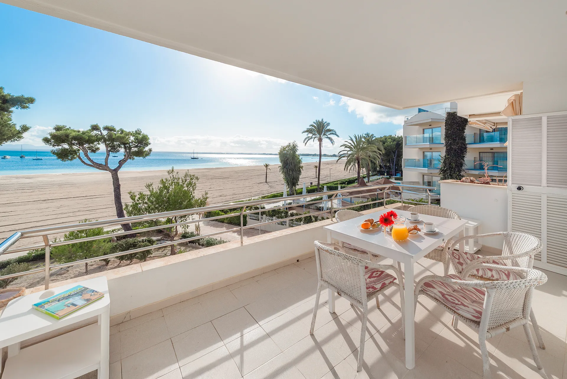 Lejlighed i første række med uhindret havudsigt-13