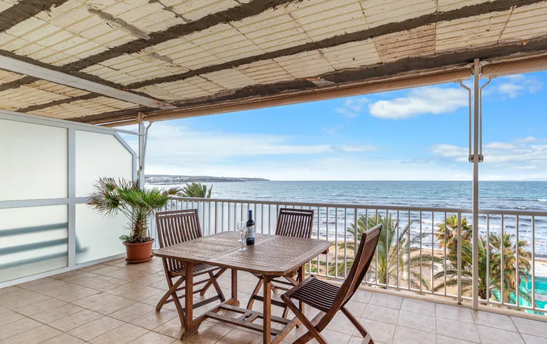 Appartamento con terrazza di fronte al mare