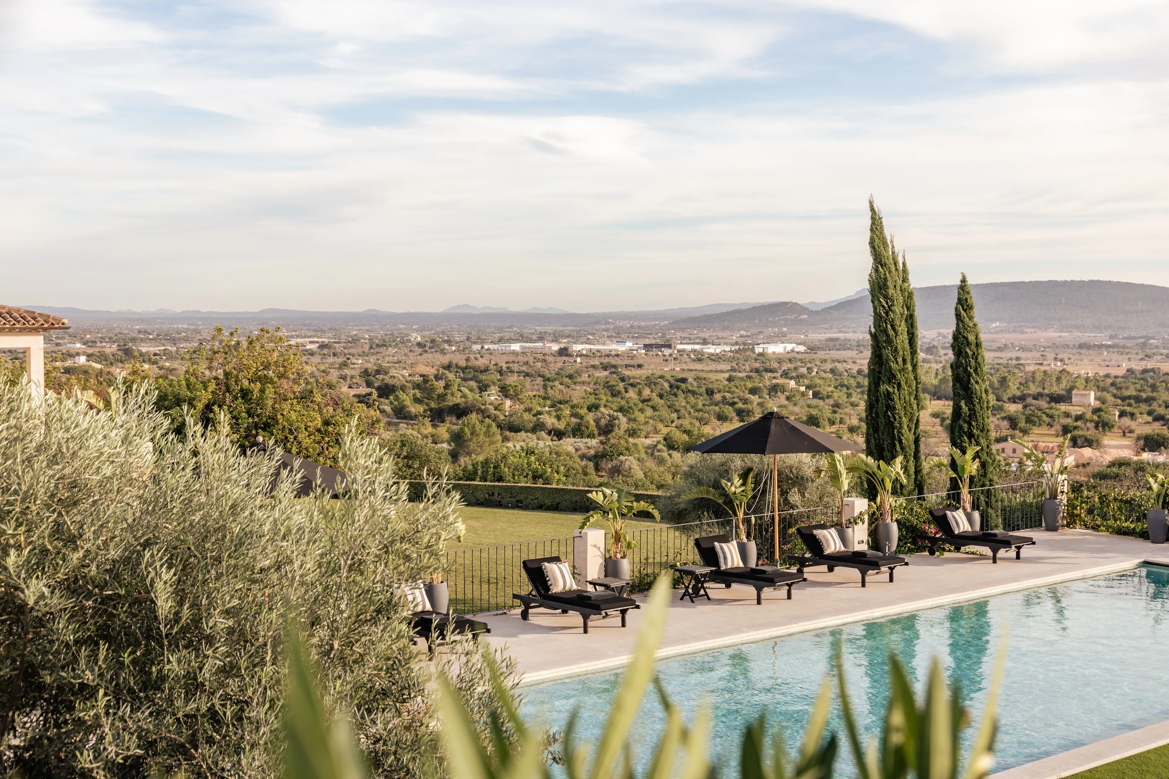 Refinado refugio mediterráneo con elegancia contemporánea-1