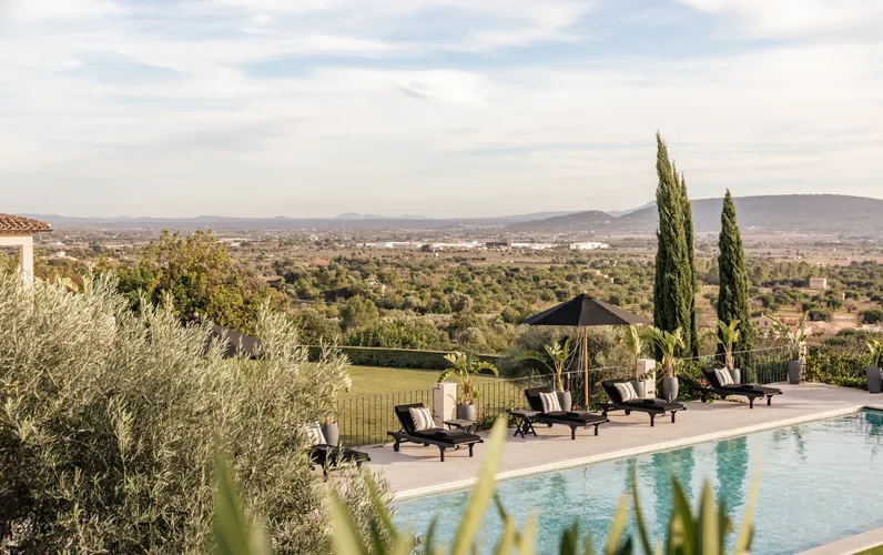 Refinado refugio mediterráneo con elegancia contemporánea