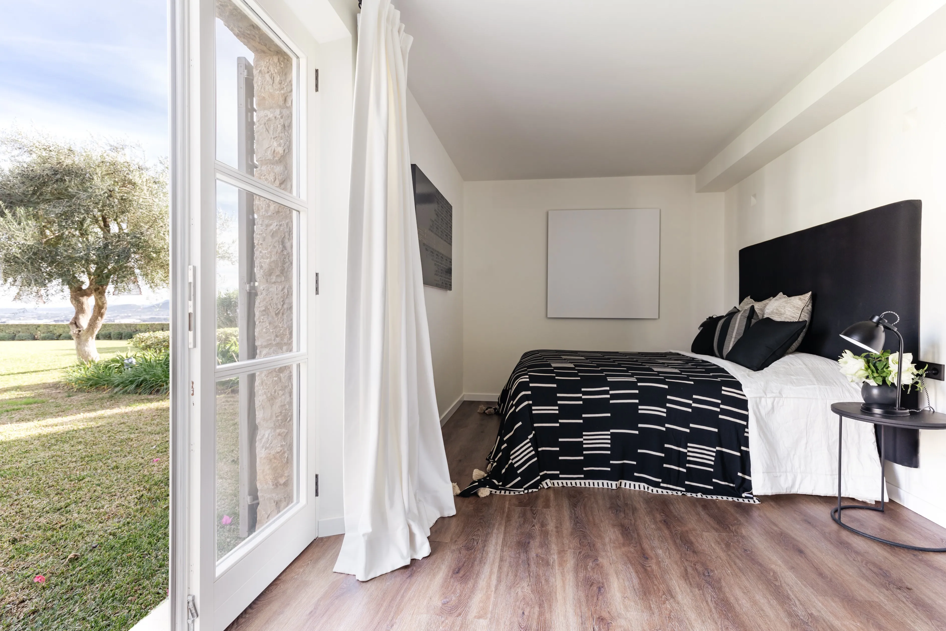 Refinado refugio mediterráneo con elegancia contemporánea-16