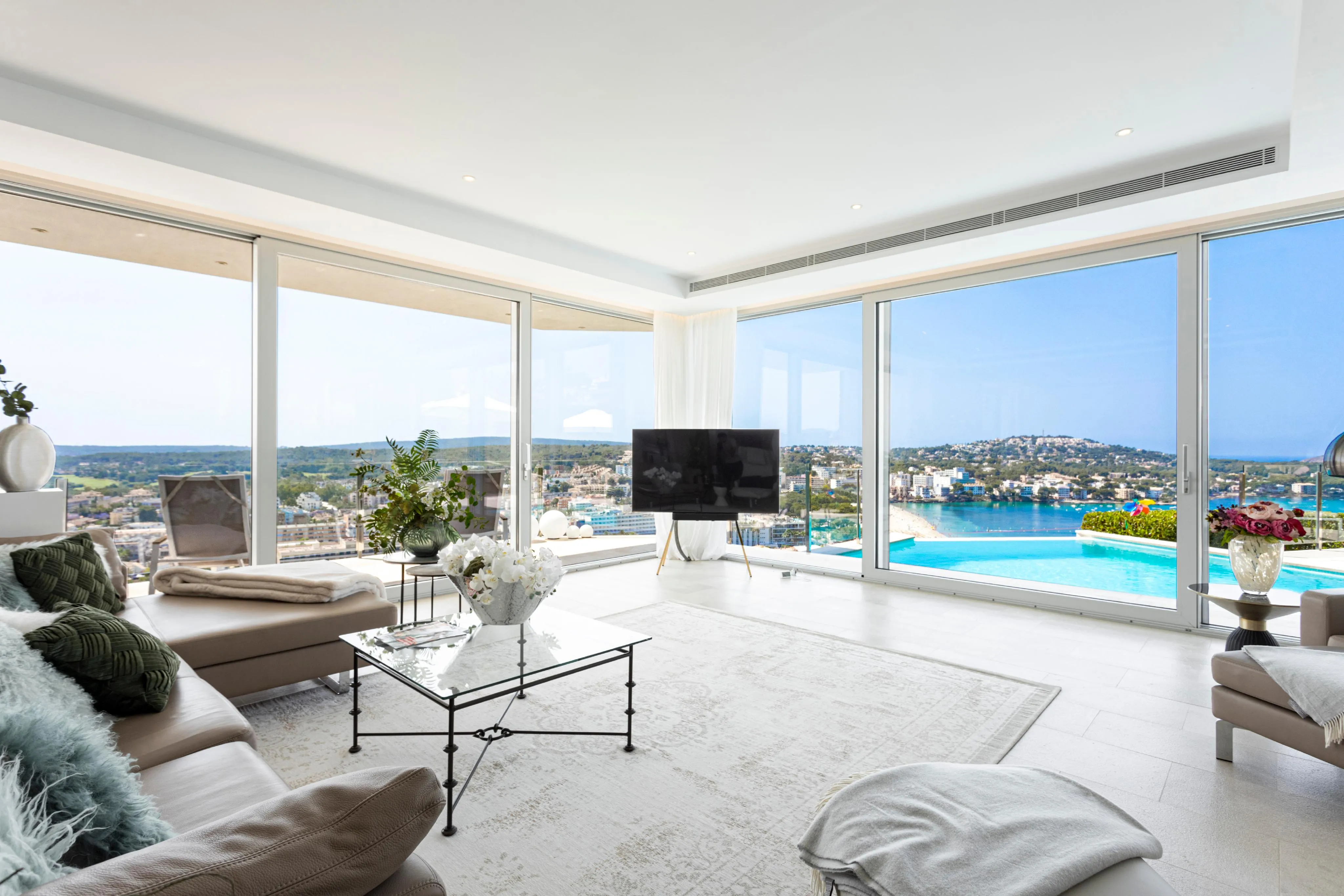 Villa de diseño prácticamente nueva con impresionantes vistas al mar-3