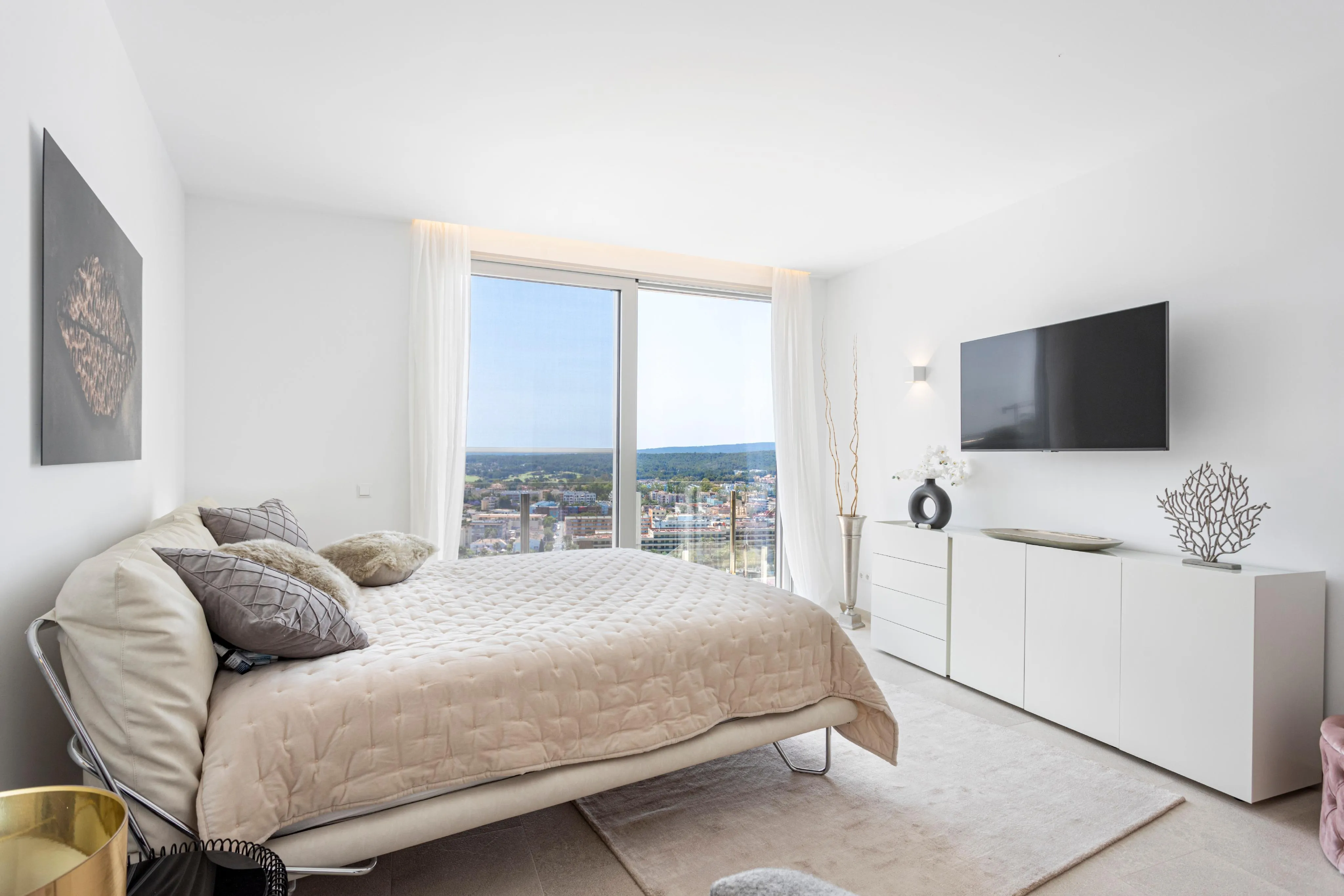 Villa de diseño prácticamente nueva con impresionantes vistas al mar-16