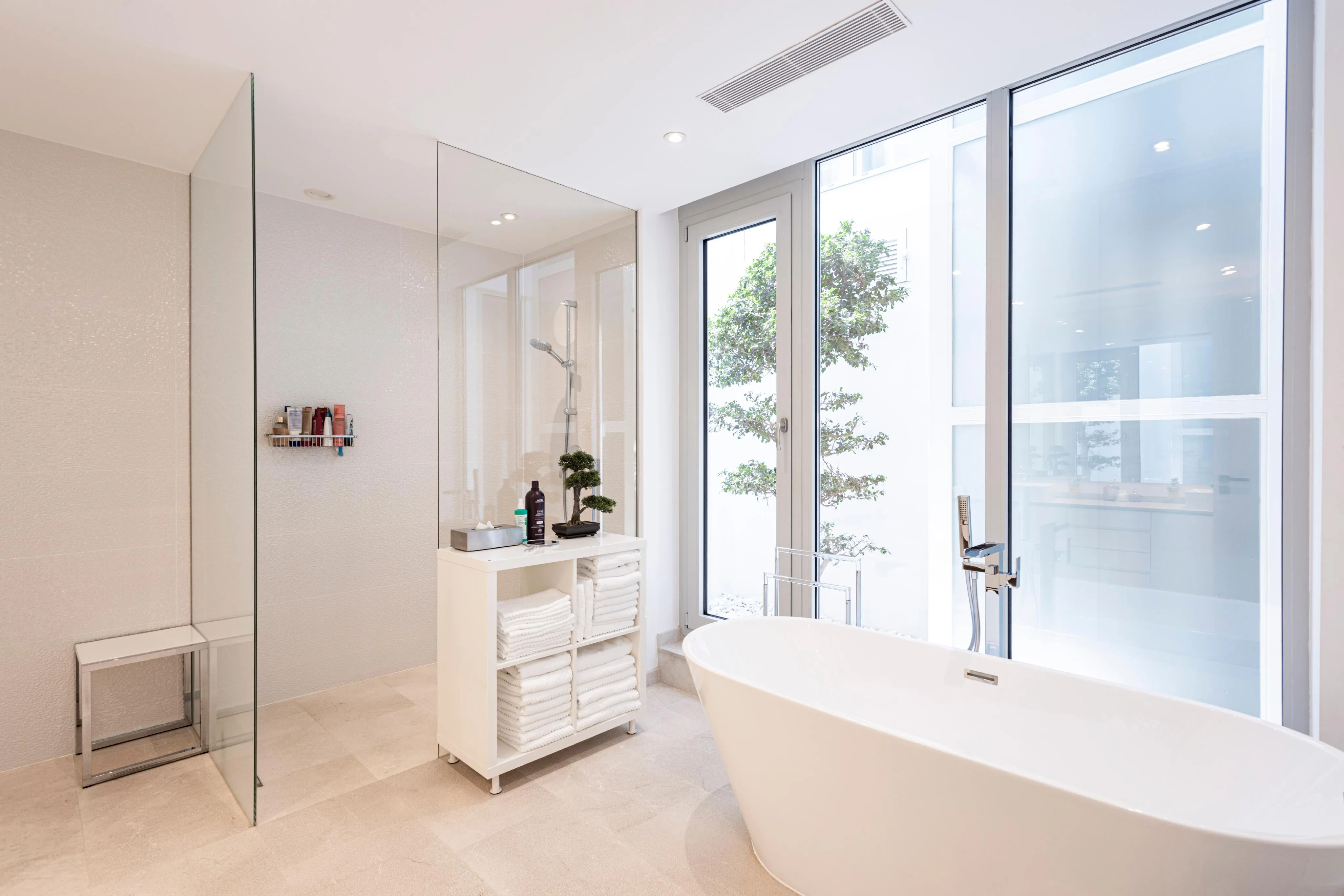 Villa de diseño prácticamente nueva con impresionantes vistas al mar-15