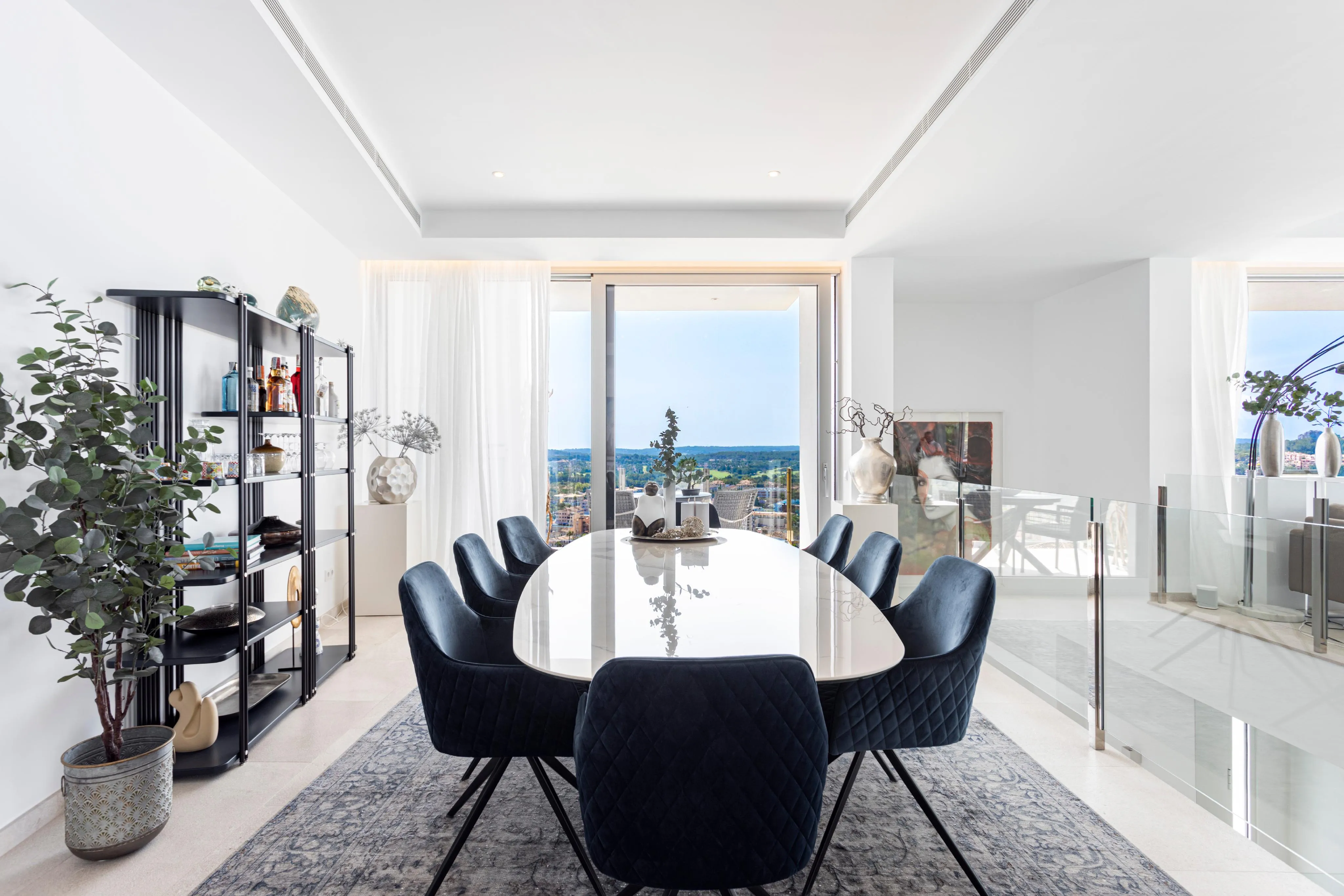 Villa de diseño prácticamente nueva con impresionantes vistas al mar-7