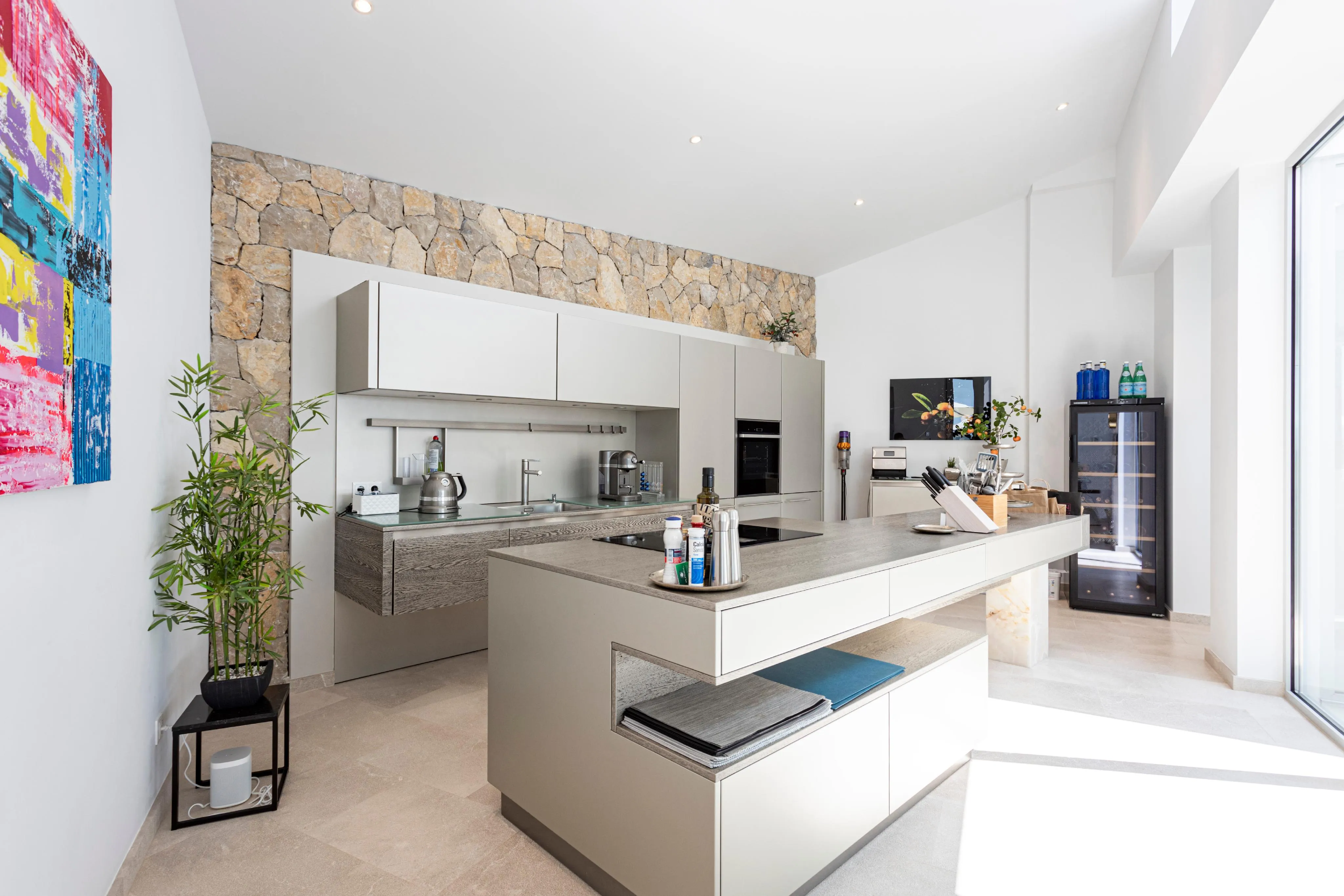 Villa de diseño prácticamente nueva con impresionantes vistas al mar-8