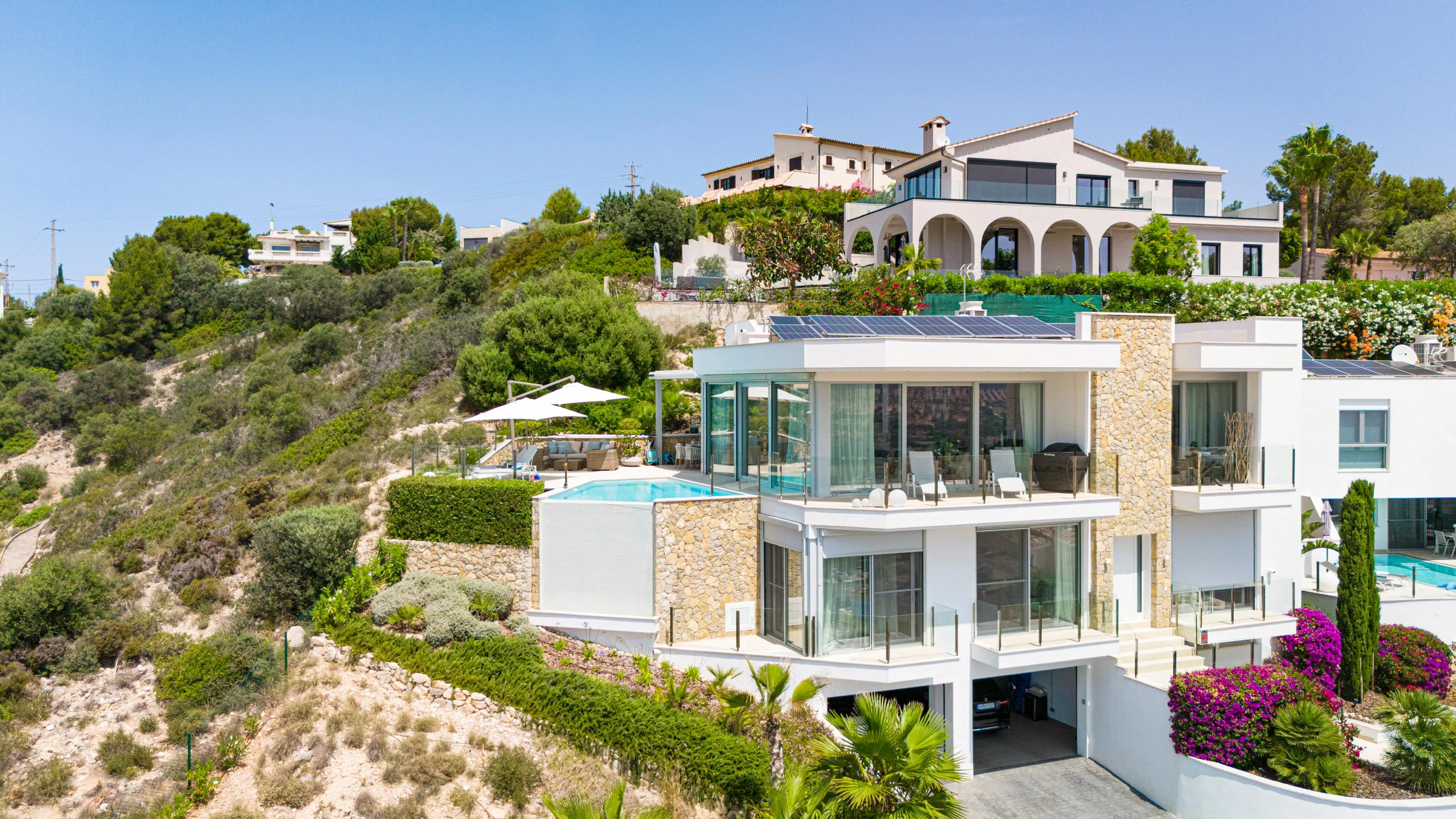 Villa de diseño prácticamente nueva con impresionantes vistas al mar-10