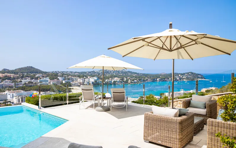 Nouvelle villa design avec vue imprenable sur la mer