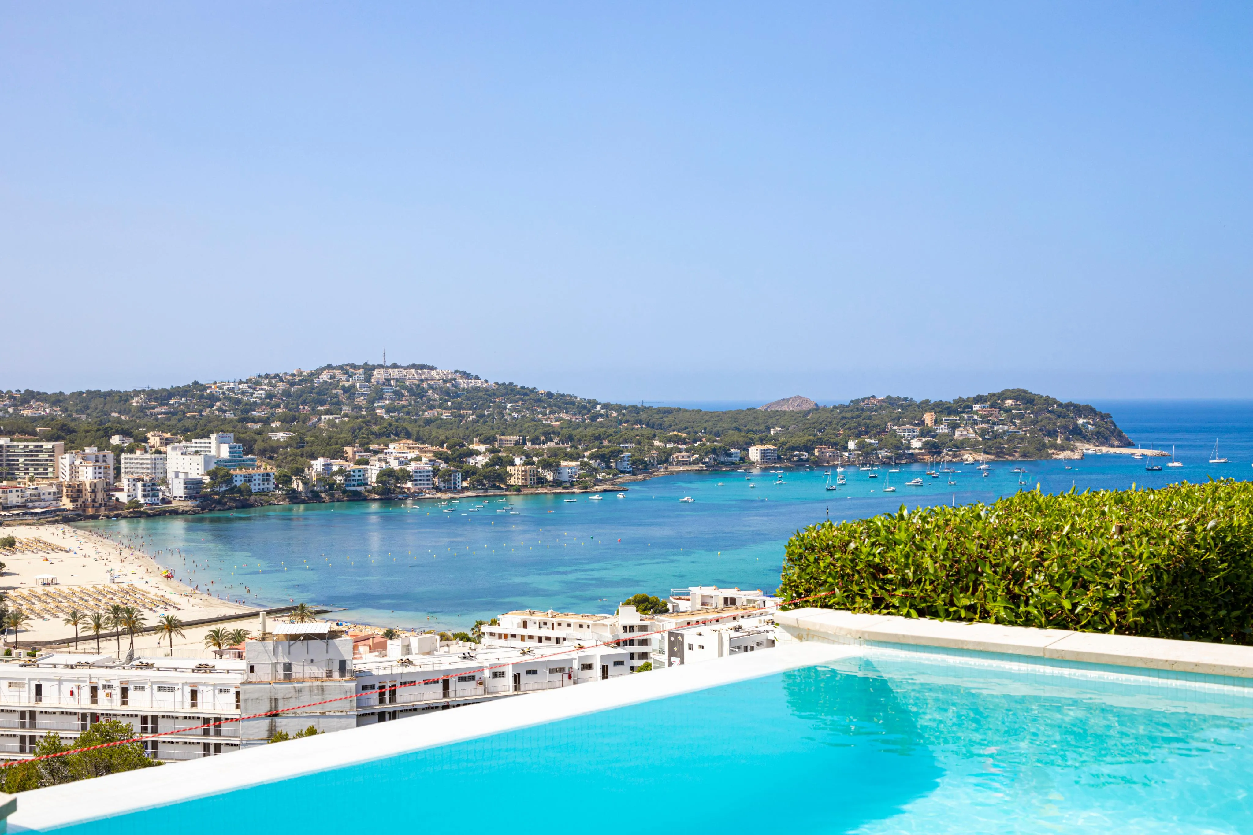 Villa de diseño prácticamente nueva con impresionantes vistas al mar-2