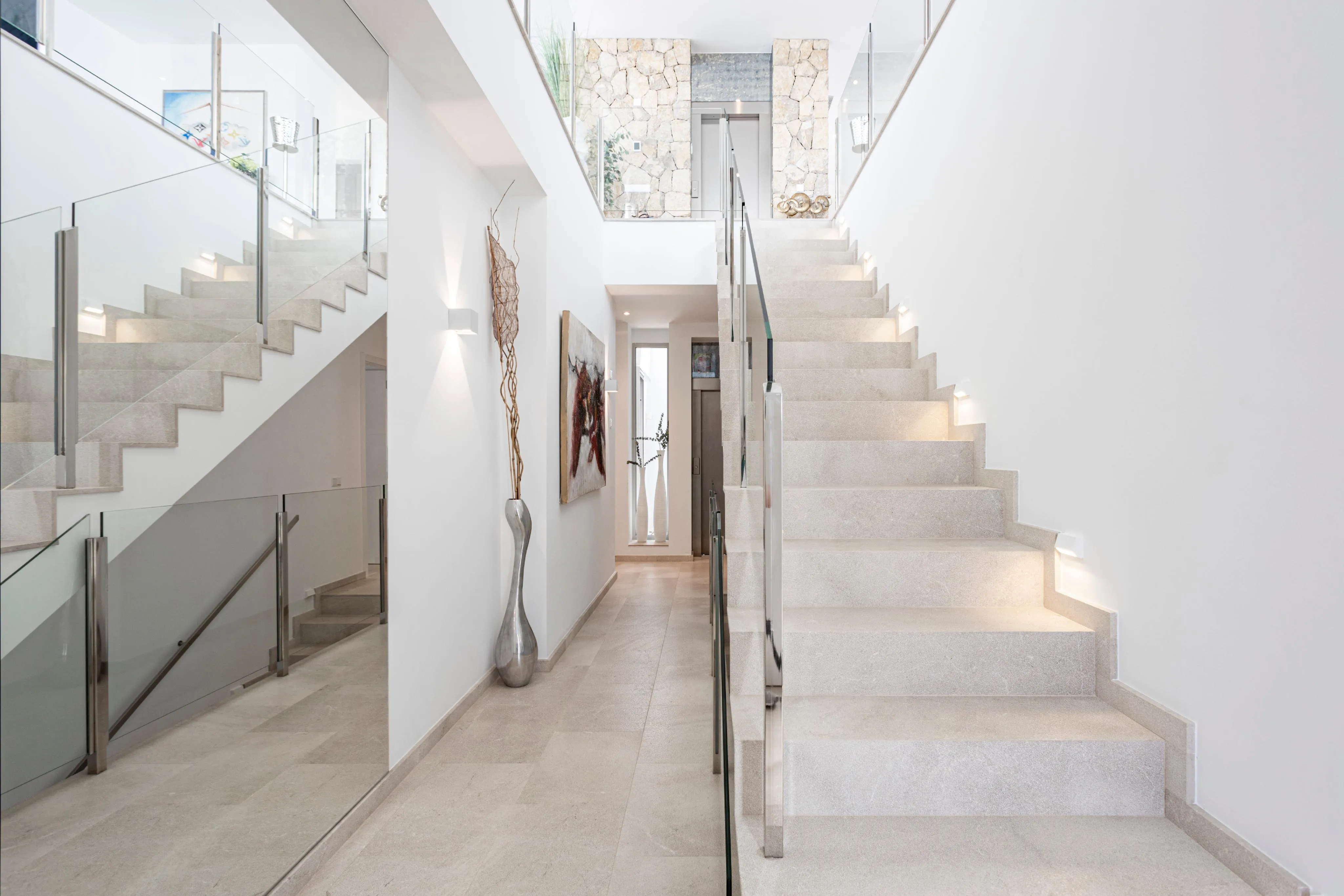 Villa de diseño prácticamente nueva con impresionantes vistas al mar-12