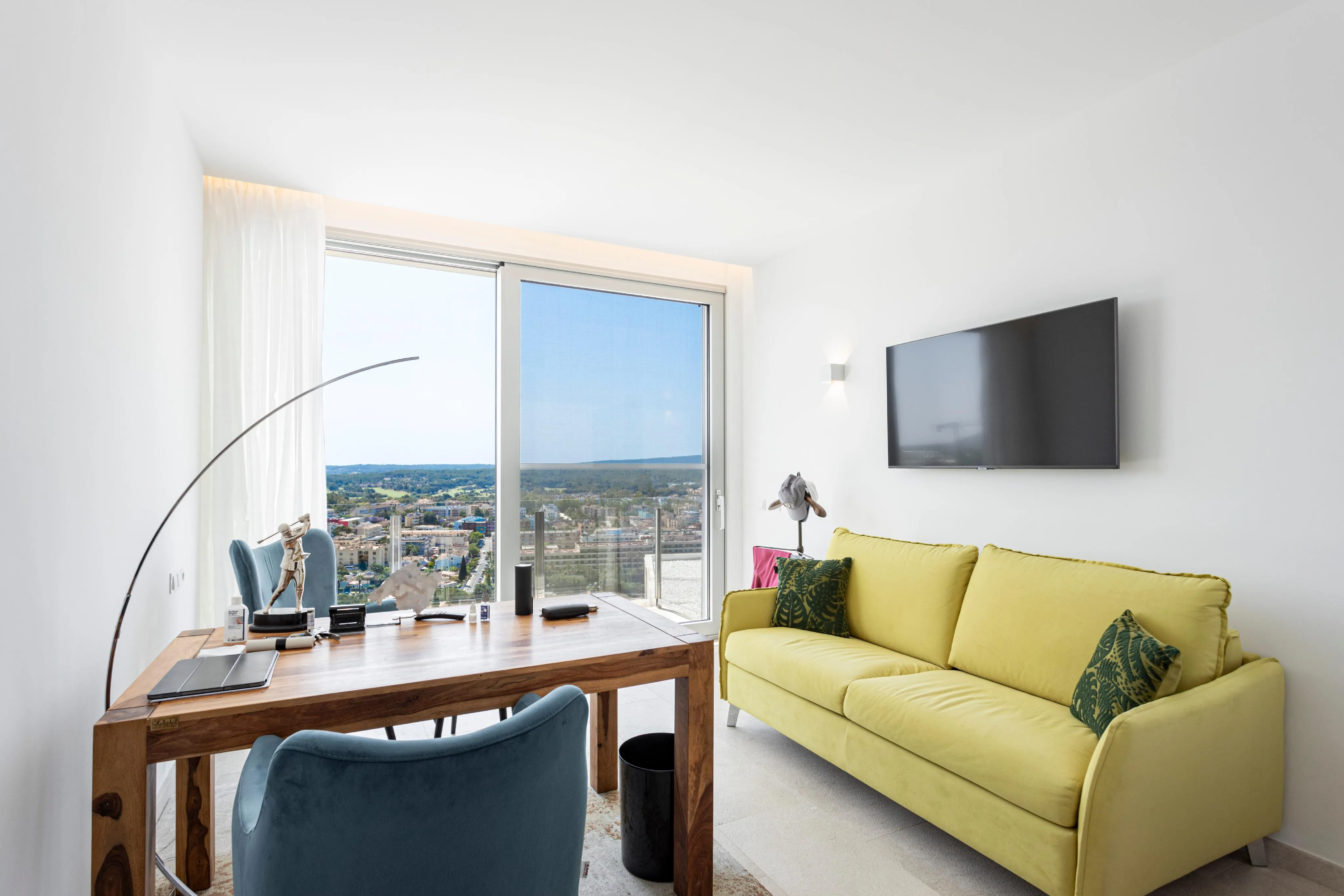 Villa de diseño prácticamente nueva con impresionantes vistas al mar-20