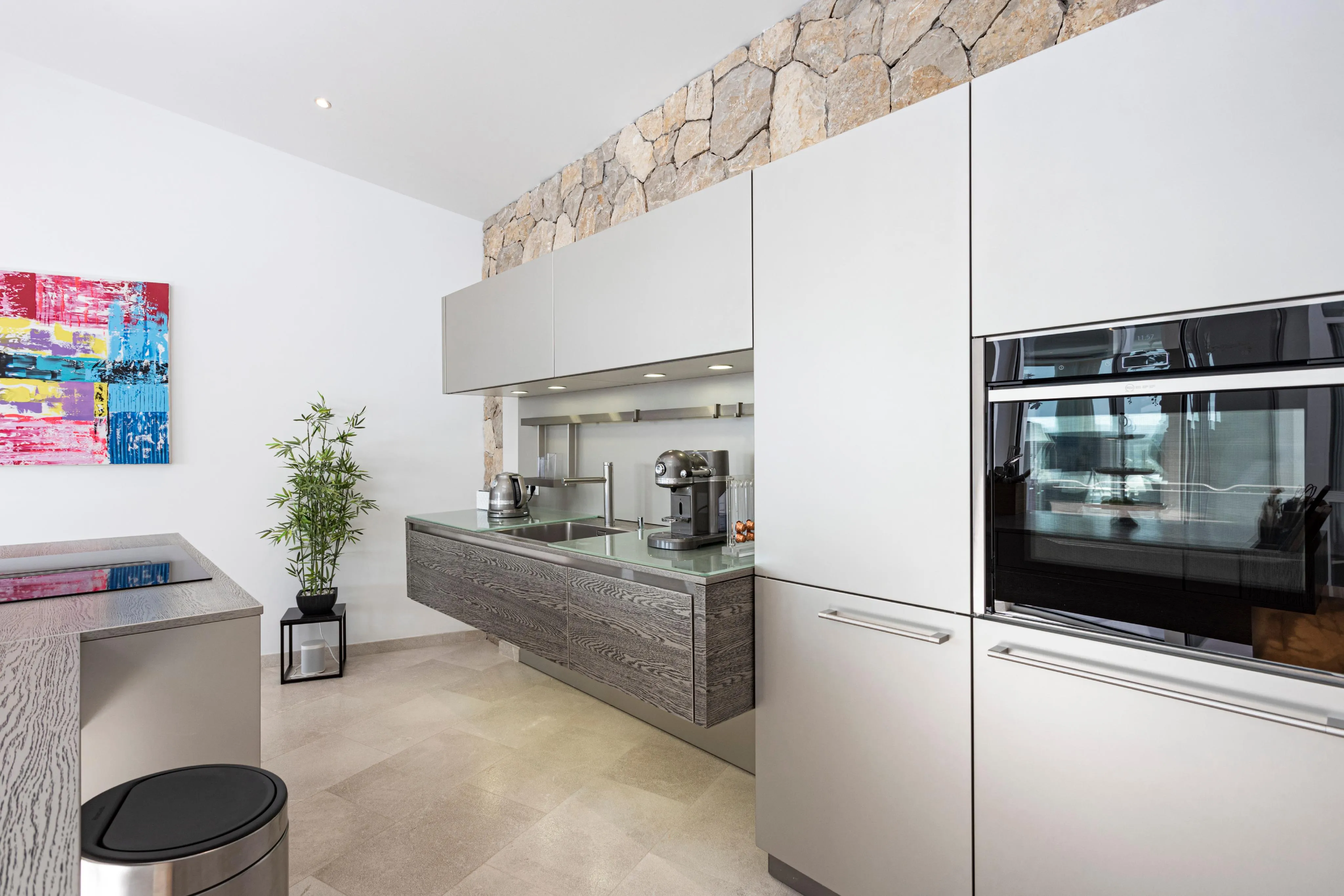 Villa de diseño prácticamente nueva con impresionantes vistas al mar-9