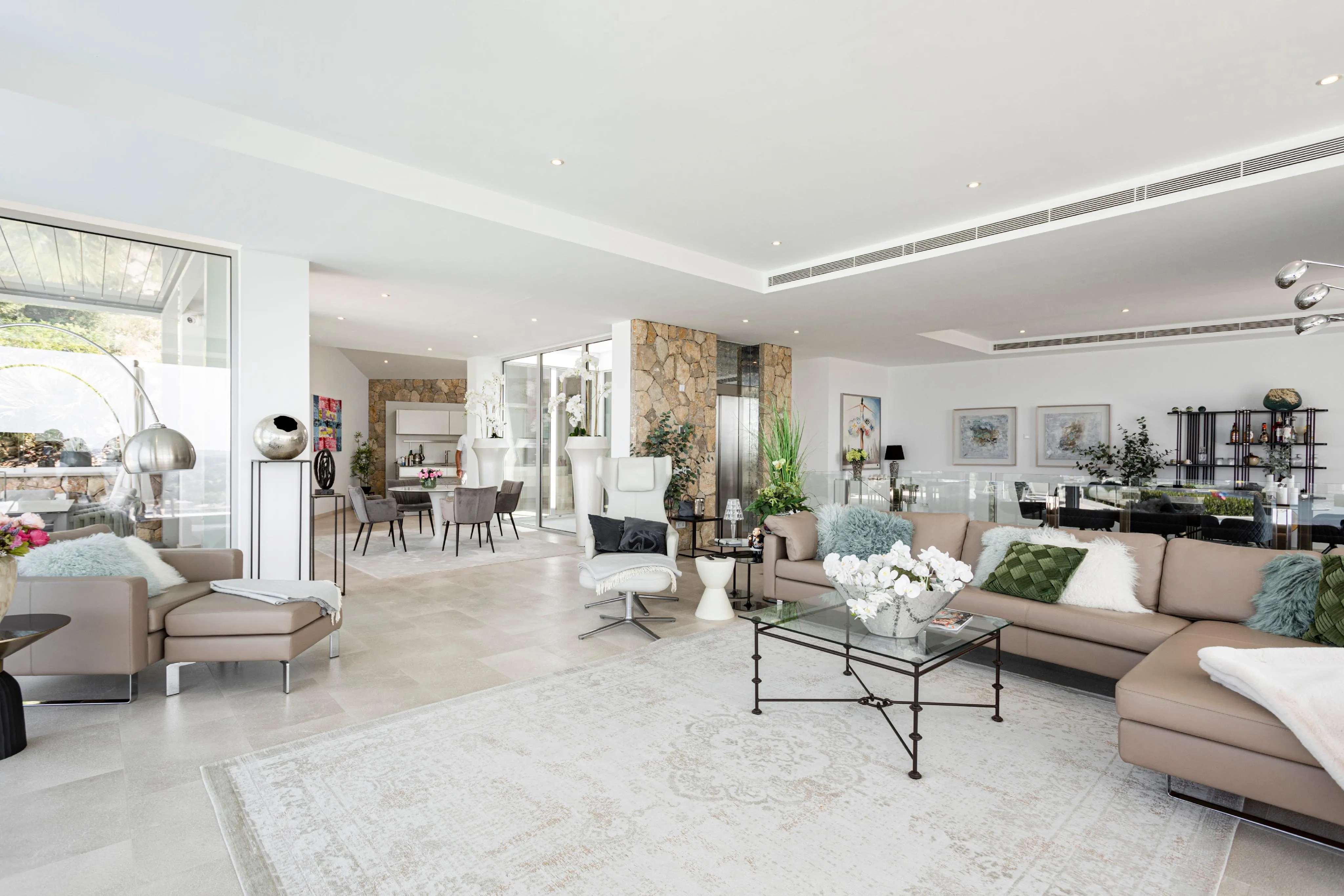 Villa de diseño prácticamente nueva con impresionantes vistas al mar-4