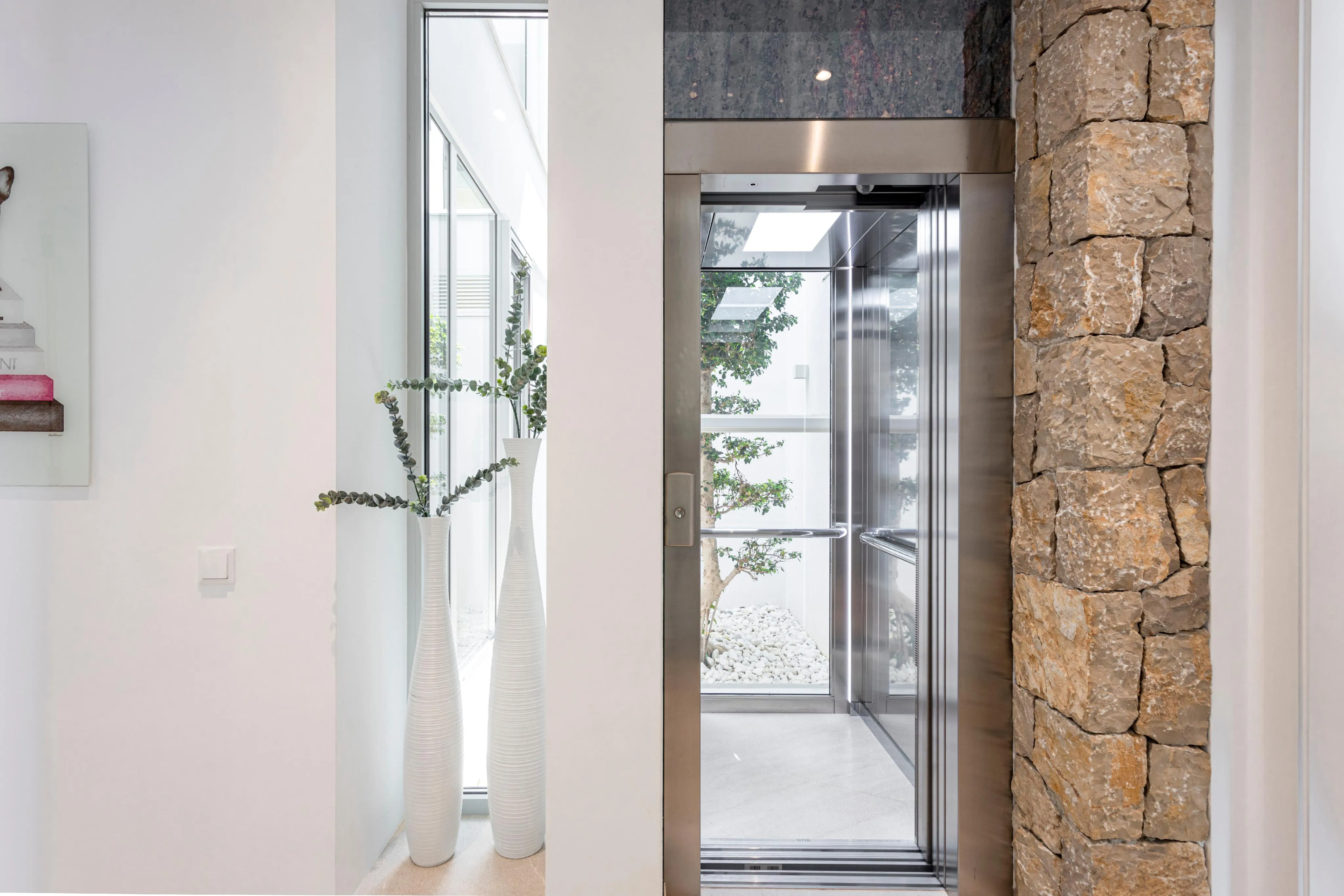 Villa de diseño prácticamente nueva con impresionantes vistas al mar-13