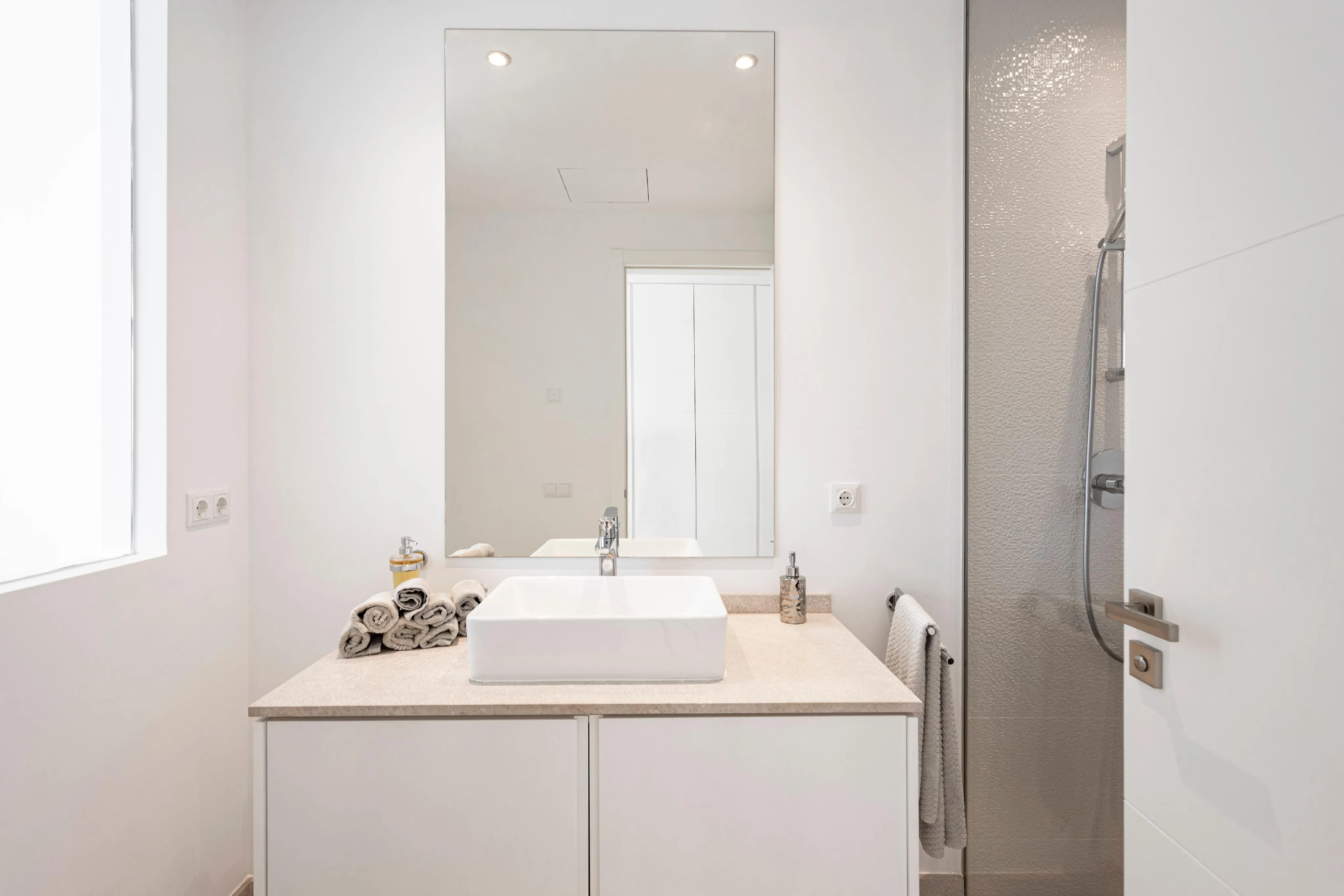 Villa de diseño prácticamente nueva con impresionantes vistas al mar-17