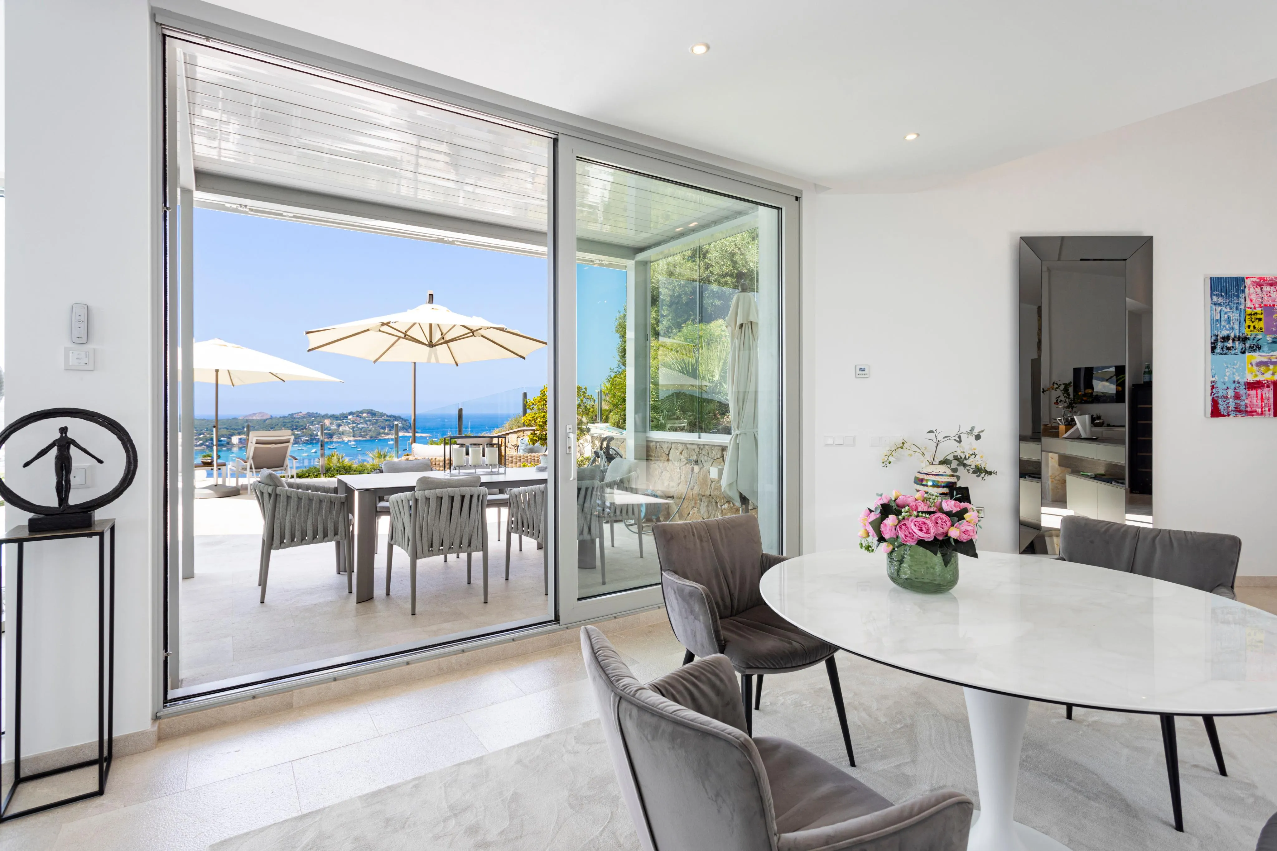 Villa de diseño prácticamente nueva con impresionantes vistas al mar-6